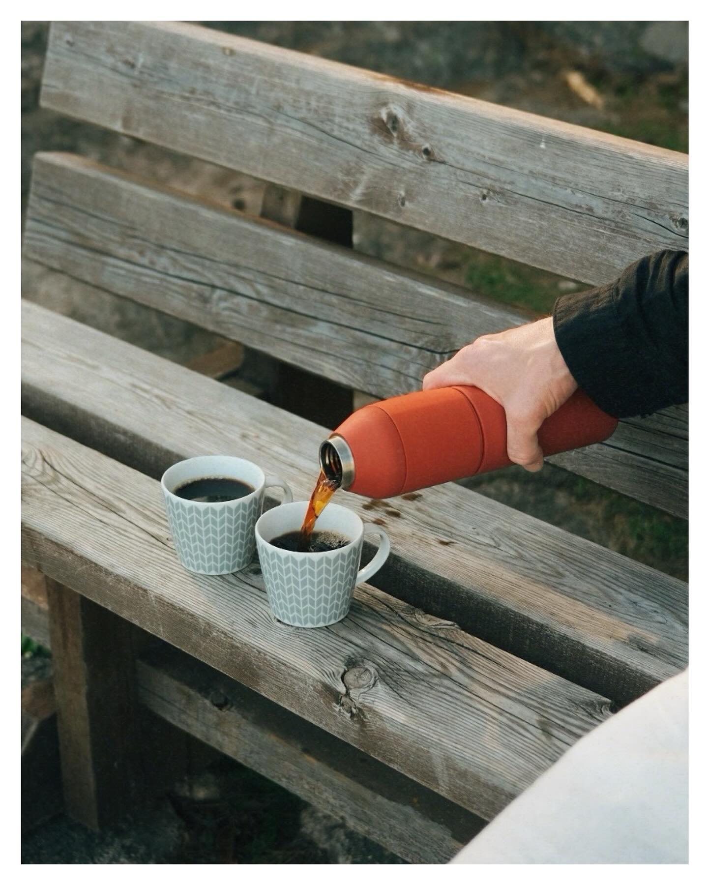 Kun ilta-aurinko osuu kallioon ja kahvi maistuu ihan super paljon paremmalta ulkona. 🤌🏻
Mä kaipaan elämältä usein rauhaa ja rentoa haahuilua. Tilaa olla ja hengittää. Miten paljon kauneutta onkaan ihan vain niissä arkisissa asioissa ja hetkissä.
Mä kaipaan usein näistä hetkistä kuvia. Kuvia, joissa me oltaisiin yhdessä. Me tykätään käydä kesäisin lähes päivittäin iltauinnilla. Napataan usein vielä iltakahvit termarissa mukaan ja vietetään aikaa luonnon keskellä. Ei mitään sen hienompaa, mutta just niitä hienoimpia hetkiä meidän kesäilloissa.
Oikeasti — ne ihan tavalliset, arkiset hetket, tapahtumat ja perinteet on niitä, joita me joskus kovasti kaivataan ja halutaan muistella. Ja näitä mä haluan tallettaa, jotta sun olisi helpompi palata niihin tunteisiin ja vaiheisiin elämässä. 💛💫