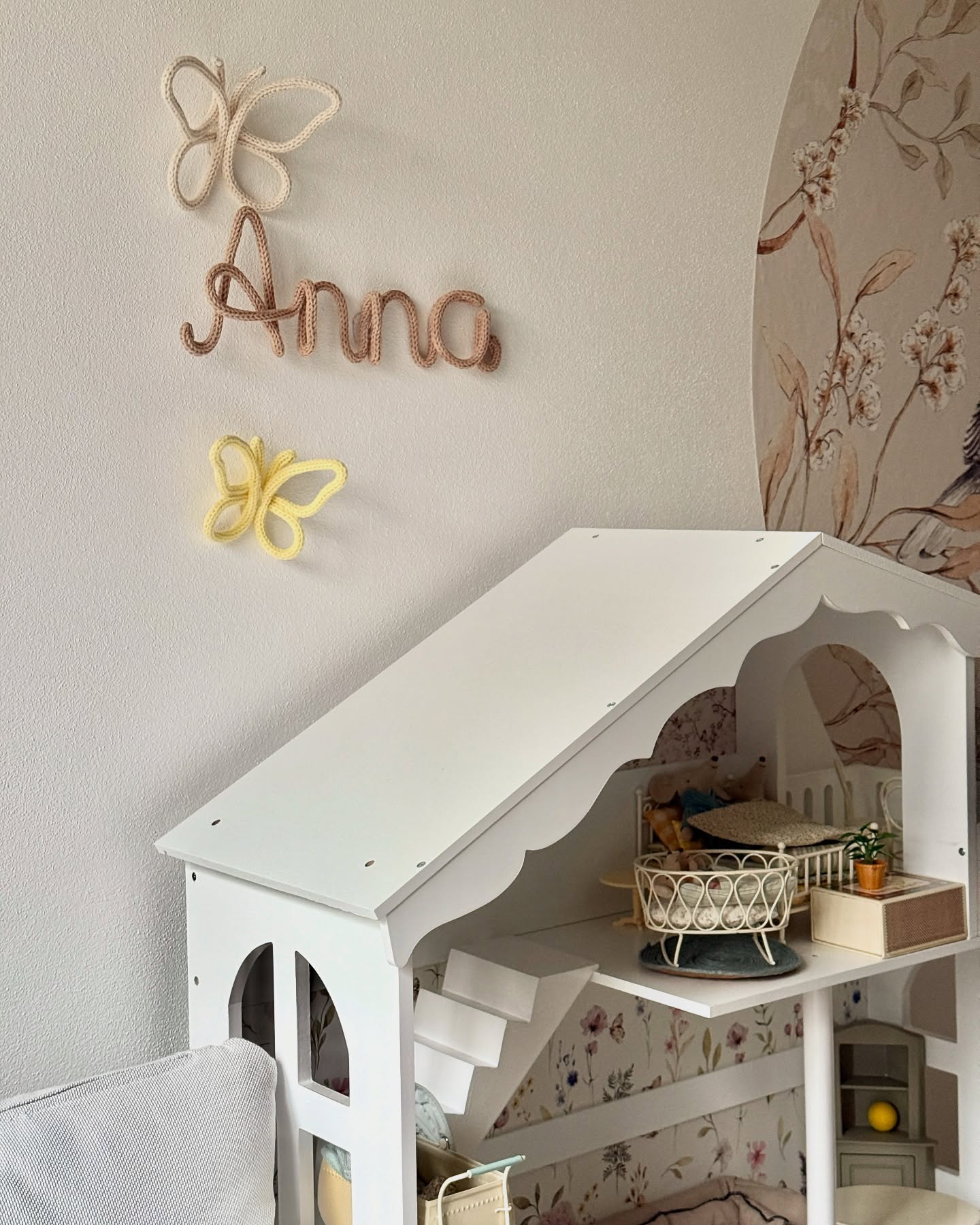 Jméno, které šeptáte už od prvních okamžiků… když si hladíte bříško, když ji poprvé držíte v náručí, když ji uspáváte. Jméno, které v sobě nese všechnu vaši lásku, něhu a ten příběh, který spolu každý den píšete. To nejkrásnější slovo, které se vám znovu a znovu vrací na rty – protože je vaše.
A teď se může stát i součástí jejího kouzelného světa.
Pletená dekorace se jménem a motýlky dodá dětskému pokojíčku osobitý dotek. Jemný detail, který z něj vytvoří skutečný domov – její vlastní malé království.
Ráda upletu i jméno vaší holčičky. Stačí mi napsat nebo objednat přes e‑shop.
