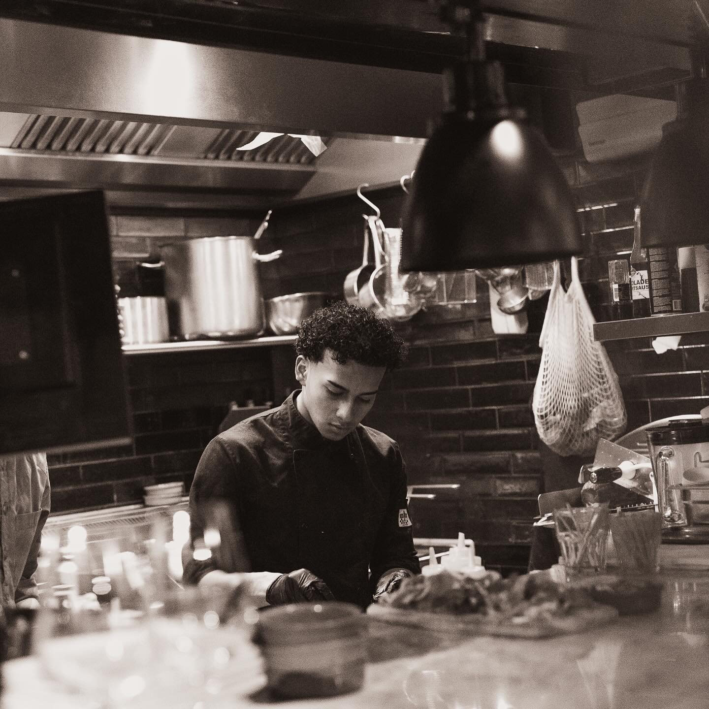 Een kijkje in onze keuken. Welk gerecht is voor jou écht onmisbaar op de kaart?🍴