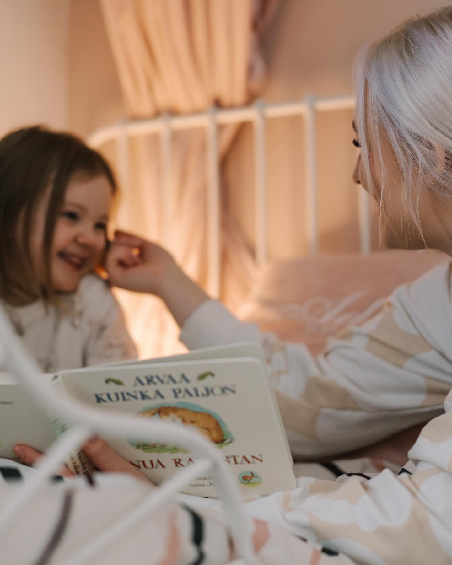 Miten hoiva kantaa arjessa? Hoiva ei ole vain tekoja, se on tapa olla, kuunnella ja kohdata.🪺
Turva, läsnäolo ja lempeys – ne ovat arjen suurimpia voimia. Hetki iltasadun äärellä, kosketus poskella ja katse joka kertoo: ”Olet tärkeä.”
Tällaisissa hetkissä hoiva ei vain näy – se tuntuu. Meillä arki rakentuu pienistä, mutta merkityksellisistä kohtaamisista. Niistä, jotka jäävät sydämeen. 🩵
#hoivakantaa #hymyntekijät #lempeäarki #turvallinenlapsuus #lastenhoito #vauvahoiva #huolenpito #hoiva #lapsiperhearki #vauvaperhetyö