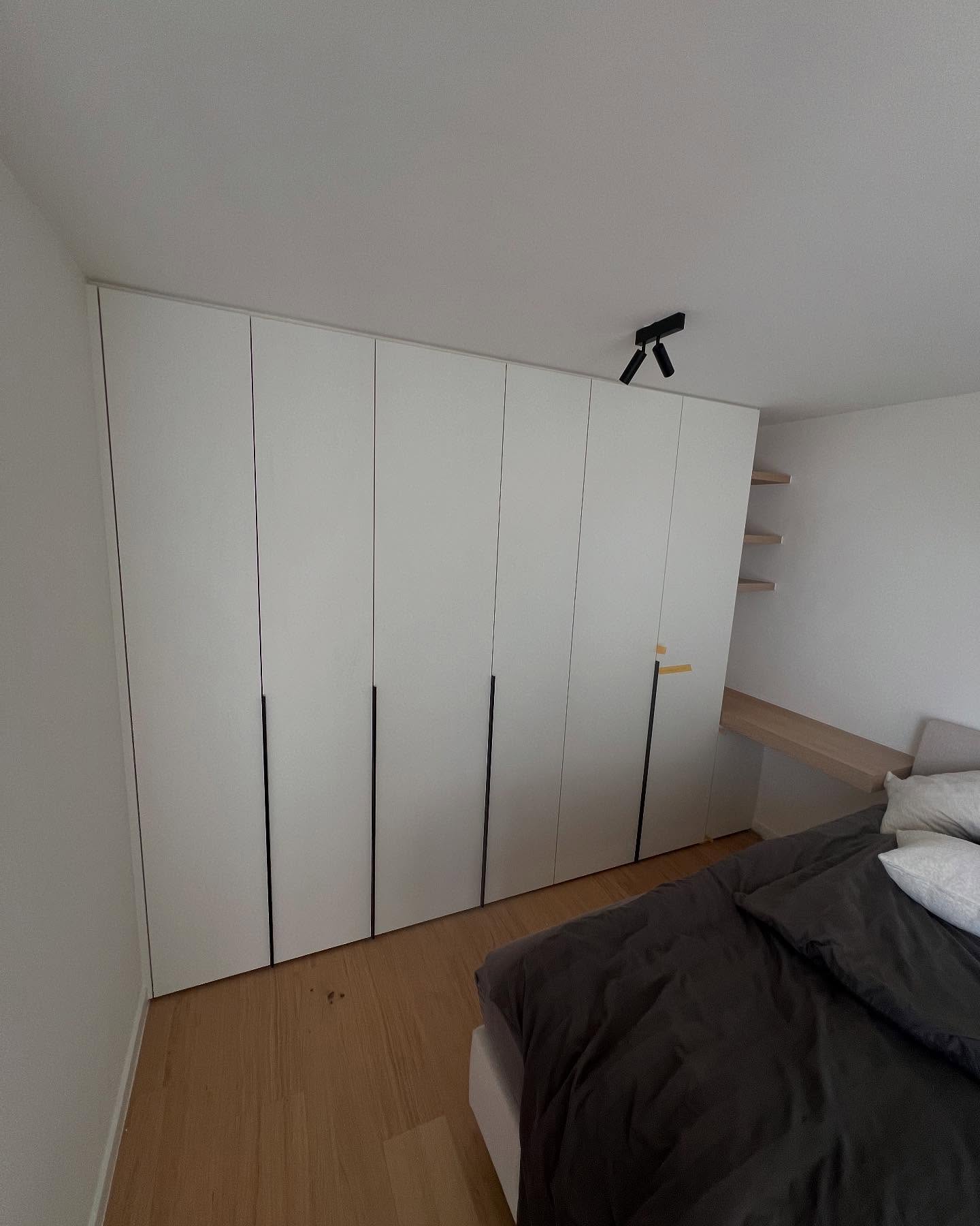 Kleerkast op maat
✅ Volledig ontworpen volgens jouw wensen
✅ Hoogwaardige materialen en verfijnde afwerking
✅ Ideaal voor dressings, slaapkamers of bergruimtes
Het resultaat:
Een maatkast die naadloos aansluit bij de ruimte en zorgt voor een stijlvolle, praktische opbergoplossing.
Wil jij ook een kleerkast die niet alleen functioneel is, maar ook jouw interieur naar een hoger niveau tilt?
📩 Wij maken het waar!
#RubenProjects #Maatkast #KleerkastOpMaat #Interieurmaatwerk #Dressings #Opbergoplossingen #vakkennis