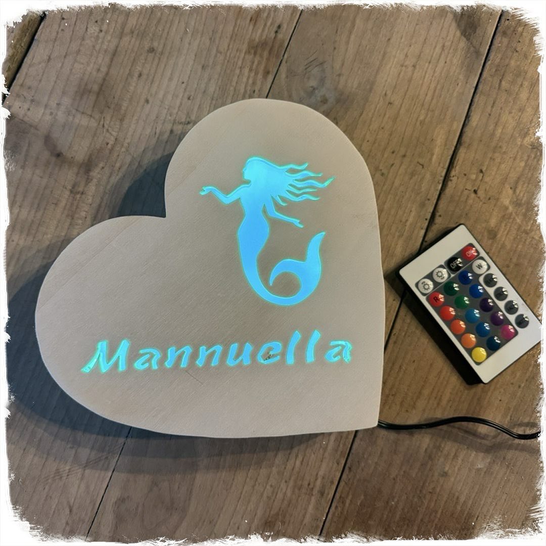 Veilleuse personnalisée pour une petite Mannuella qui adore les sirènes… #veilleusepersonnalisée #veilleusepersonnalisee #sirene #jouetsenbois