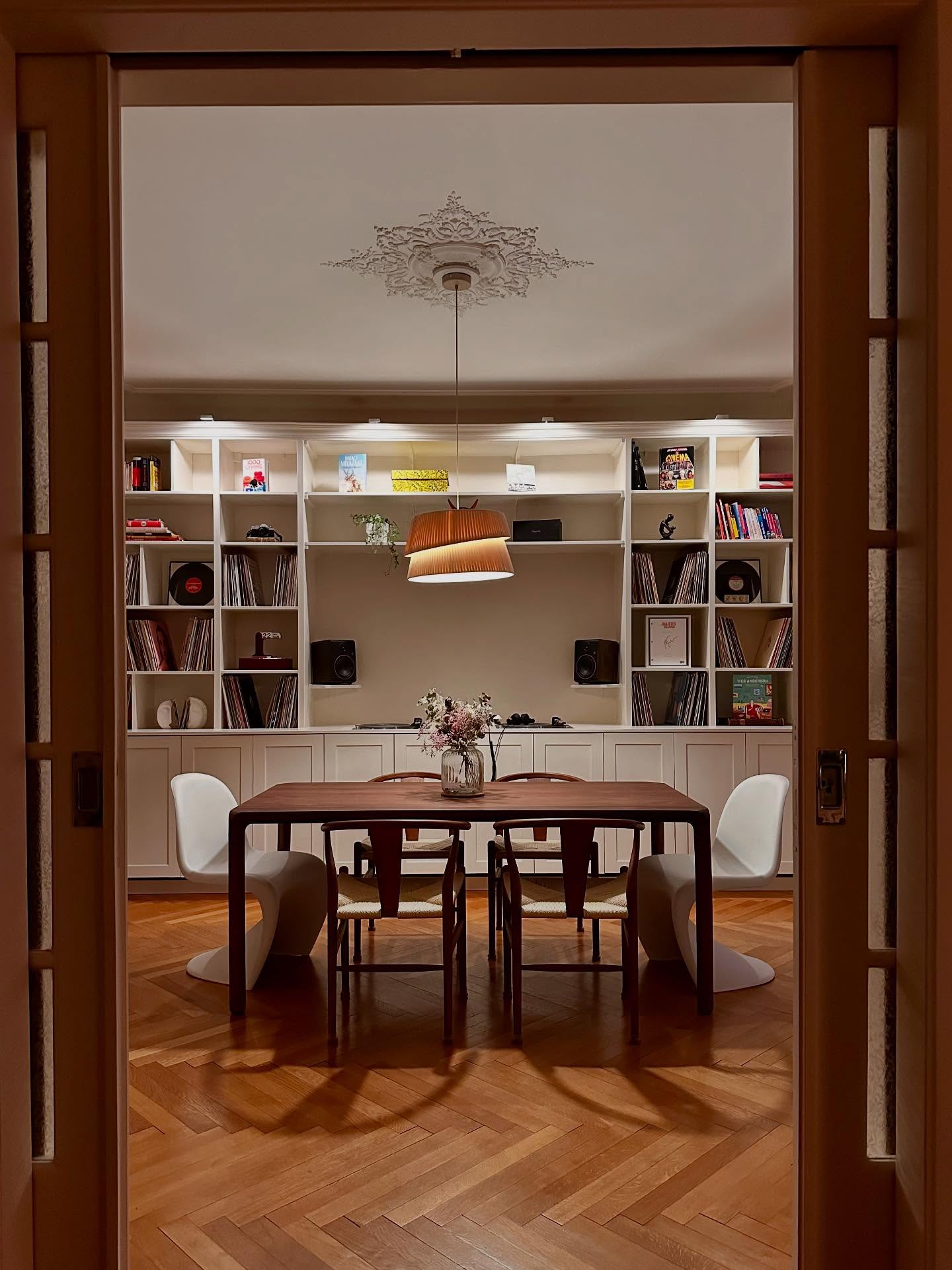 Amazing setup by @robinschoeffter who runs @handwerk.sounds 🎚️👌 How do you like this space ?
👉🏼 Follow @doyouspin for more
👉🏼 Follow @doyouspin for more
👉🏼 Follow @doyouspin for more
DM for submission & Email for promotion 📩
#rotarymixer #technics #djsetup #vinyldj #rominimal #classicdj #classicmixer #boutiqemixer #hifi #audiophile #hifidj #djlife #vinyljunkie #vinyladdict #technics1210 #sl1200 #doyouspin #djdesk #djbooth #listeningbar #recordstore #vinylonly #djculture