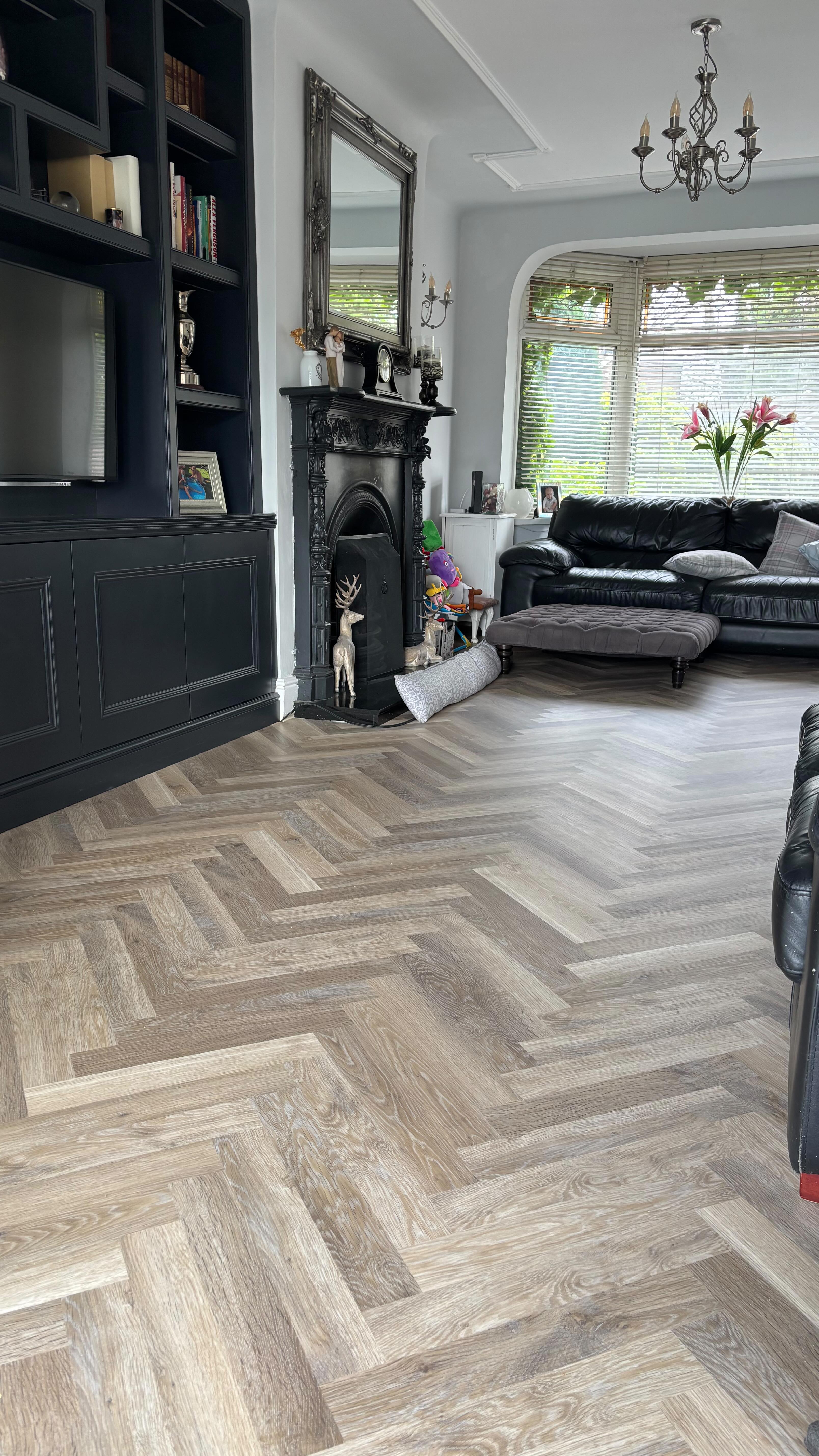 This was a complete transformation throughout the whole downstairs living area. From old carpet and laminate to beautiful @karndean_uk Limewashed Oak tiles in herringbone style throughout. ππ»ππ»π₯
#manchesterhomerenovation #manchesterfloorlayers #manchesterlvtfloor #parquetflooring #herringbone #hallwayflooringideas #karndeandesign #satisfying