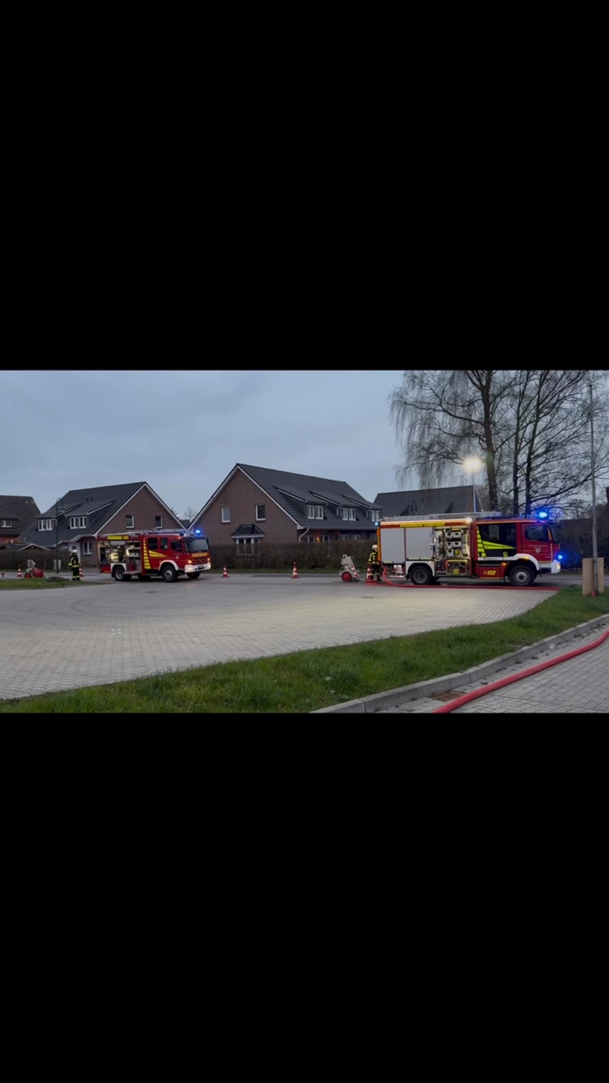 Ausbildungsdienst 🚒🧑🏼🚒
Am vergangenen Donnerstag absolvierten wir im Rahmen unseres Ausbildungsdienstes eine Einsatzübung. Die Aufgabe bestand darin, einen dreiteiligen Löschangriff aufzubauen, eine vermisste Personen aus einem Brandobjekt zu retten, eine Riegelstellung zum Anbau herzustellen, sowie entsprechende Leuchmittel aufzustellen.
Damit der Angrifftrupp unter Atemschutz möglichst realitätsnah üben konnte, wurden die Atemschustmasken mittels Maskenschilder abgedeckt, um die sogannte Nullsicht zu simulieren.
Im Anschluss haben wir den Ablauf nochmal im Team besprochen, wo dann z.B. die Führungskräfte der Mannschaft erläutern konnten, warum sich für die befohlenen Schritte entschieden wurde.
Wenn auch du Lust hast, Teil eines motivierten Teams zu werden, schau doch einfach ganz unverbindlich beim nächsten Ausbildungsdienst am 24.04.2025 vorbei!🔥
#feuerwehr #firefighter #freiwilligefeuerwehr #ehrenamt #retterherz #blaulicht #blaulichtfamilie #fireandrescue #rettenlöschenbergenschützen #einsatz #alarm #atemschutz #selbstrettung #feuer #technischehilfeleistung #einsatzfahrzeug #löschfahrzeug #notruf #instagram #insta #instagramreels #reelsinstagram #reelsofinstagram #instagramreel #reels #kreisstormarn #schleswigholstein