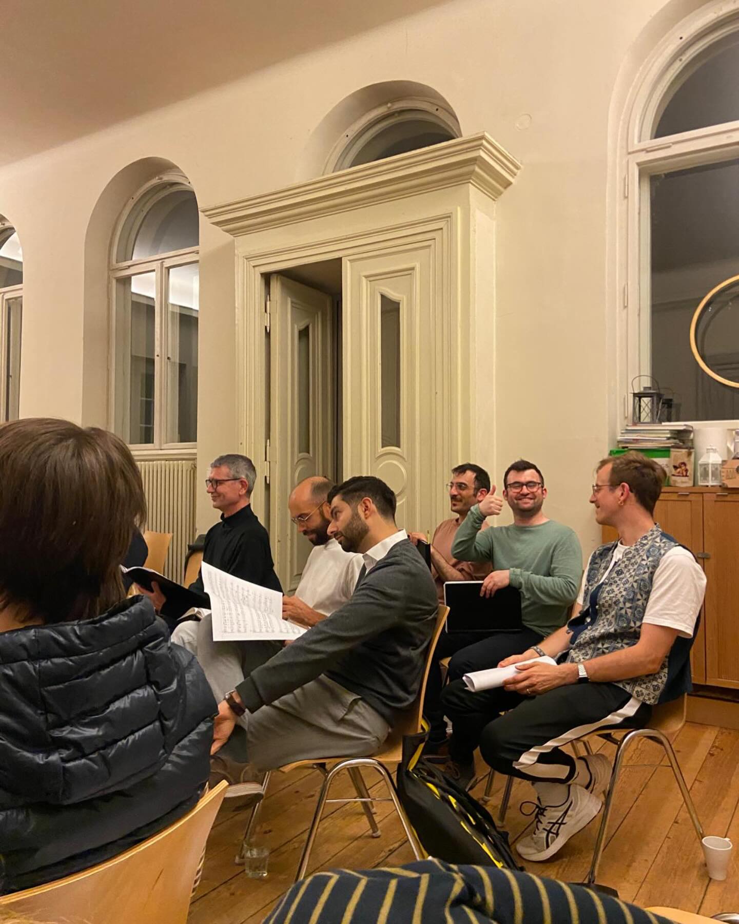 Our tenors and basses are super motivated as you see, but lonely 😢 Are you a tenor or bass or know one? Come join us/send them our way! We love welcoming new people! Unfortunately we need to halt admitting new sopranos and altos until we have more tenors and basses so pleaaaaase pass this on and contact us to arrange a test rehearsal 😊 Don’t worry you don’t have to know how to read or speak Hebrew and our rehearsals are in English!
#ChoirLife #SingingTogether #ChoralMusic
#ChoirLove #MusicIsLife #ChoirGoals #SingingFamily #chor #chorverbandberlin #chorberlin #singeninberlin