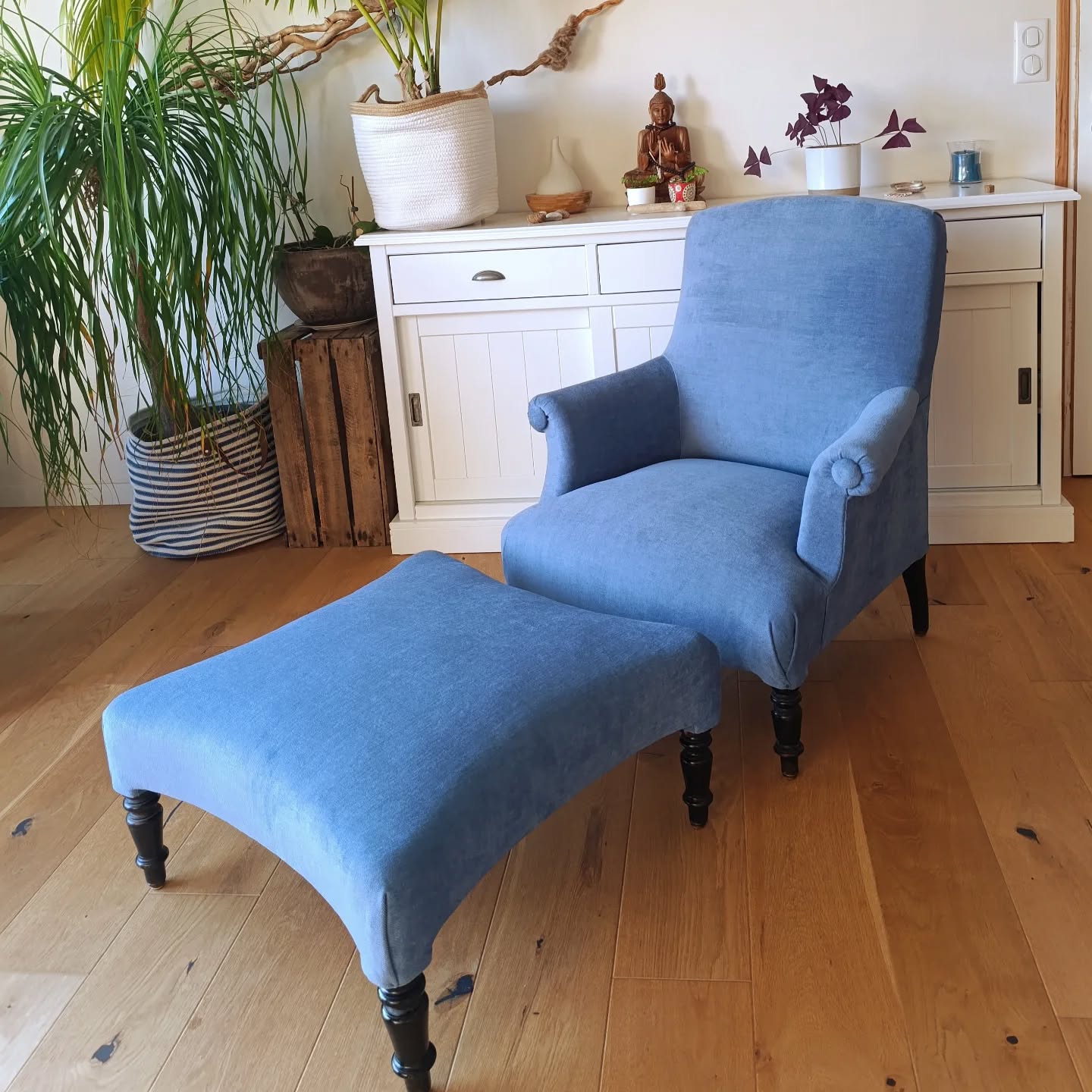 Réfection totale pour ce fauteuil anglais avec son repose pieds.
Tissu de chez @casaltissus , parquet de chez @leroymerlin, photographe @lamutineauxpiedsnus
😂😁
#tapissier
#casaltissus
#madeinbretagne
#morbihan
#decorationinterieure