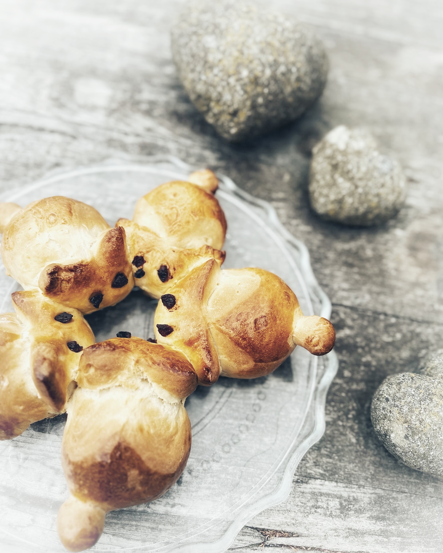 SCHÖNE OSTERN EUCH ALLEN!
Heute gibt’s bei mir Zopf, geformt als kleiner Kranz aus Häschen.
( ja o.k. sehen eher wie Mäuschen aus🙈)
Jedes für sich individuell, und doch verbunden.
So wie wir: unterschiedlich, einzigartig und gemeinsam stark.
Ob MeTime, FamilyTime oder einfach bewusstes Zusammensein, Zeit ist das Kostbarste, das wir haben.
Gerade in einer Welt (und auch in unserer Branche), in der oft jede und jeder für sich geht, wünsche ich mir mehr Miteinander. Denn gemeinsam entsteht so vieles mehr.
Habt es fein und schenkt Euch selbst und anderen ein Stück Zeit.
Ostergruss Catalina
.
.
.
.
.
.
#froheostern #miteinander #zopfkranz #zeitistkostbar #metime #happyday #happyness #takecareofeachother #ostern #avouscosmetcs #rüti #zürich