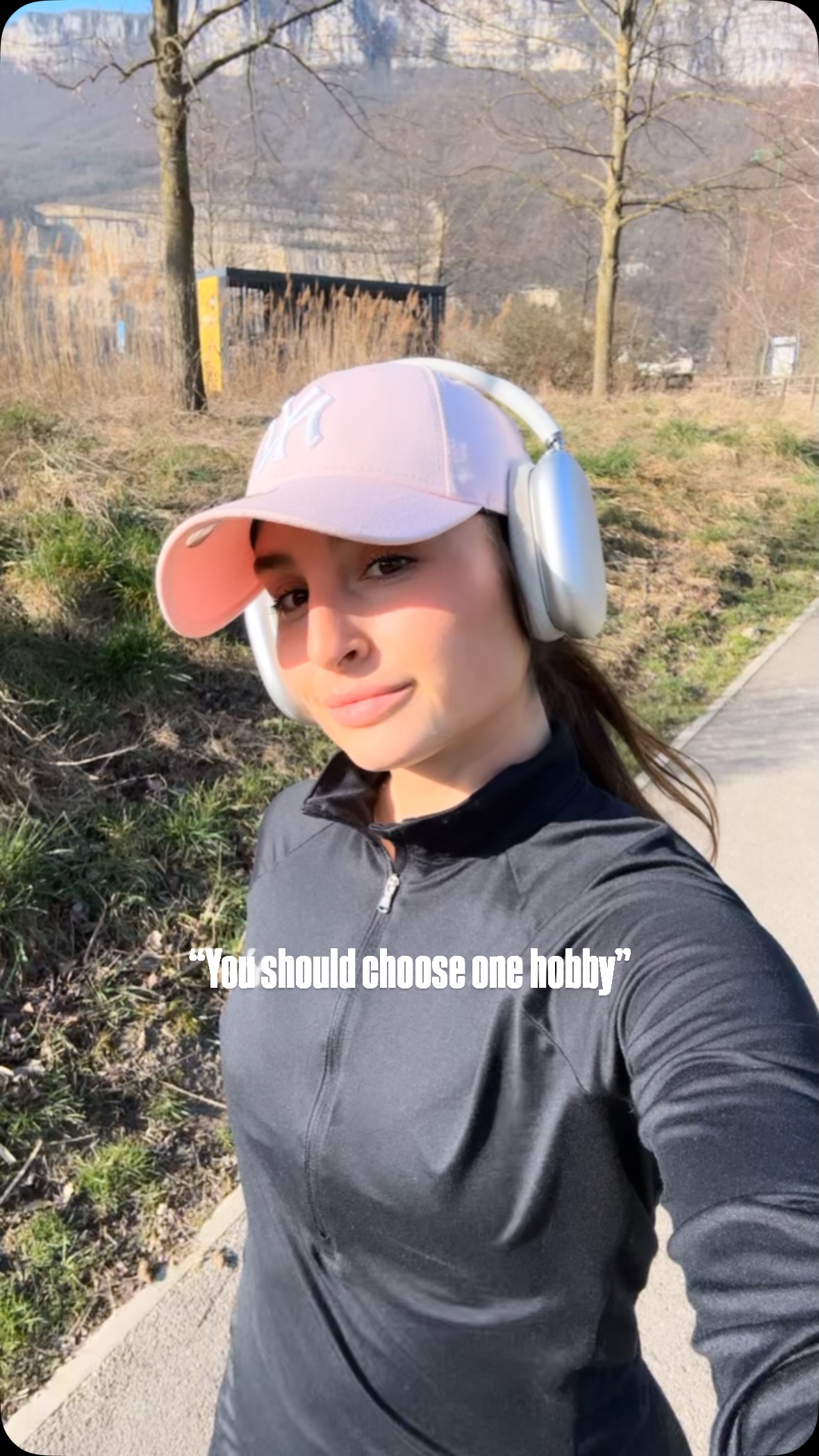 Il n’est jamais trop tard pour se lancer ! 🔥
Et pour atteindre certains objectifs, il est important de respecter quelques étapes pour ne pas te blesser et ne pas te dégoûter du sport ⚽️
Mes conseils pour que tu arrivent à tenir dans le temps et que l’activité physique devienne indispensable :
➡️ commence par te fixer des petits objectifs (15 à 20 min 3x/semaines et augmente progressivement)
➡️ ne cherche pas à te faire mal ! Utilise des charges légères et augmente progressivement selon tes capacités
➡️choisi une activité qui te plais : en solo ou collectif ! Le plus important c’est que tu n’y ailles pas à reculons
➡️ disciplines toi ! Tu veux du changement ? Tu veux des résultats ? Alors met de côté la flemme et privilégie une petite séance plutôt que rien du tout.
➡️ ne te compare pas aux autres ! Chacun avance à son rythme 🏃🏻♂️
➡️ si tu n’y arrives pas seul fais toi aider d’un coach pour te lancer ! Il te donnera toutes les clefs pour y arriver
➡️ rapproche toi des clubs de ta ville : salle de sport, pilates, EMS, coach privée… met toutes les chances de ton côté pour y arriver ! 🏋🏽♀️
➡️ crois en toi ! Aujourd’hui tu n’y arrives pas mais c’est en s’entraînant qu’on s’améliore 🙏🏼
BOUGE ! Et ton corps te dira merci 🌸