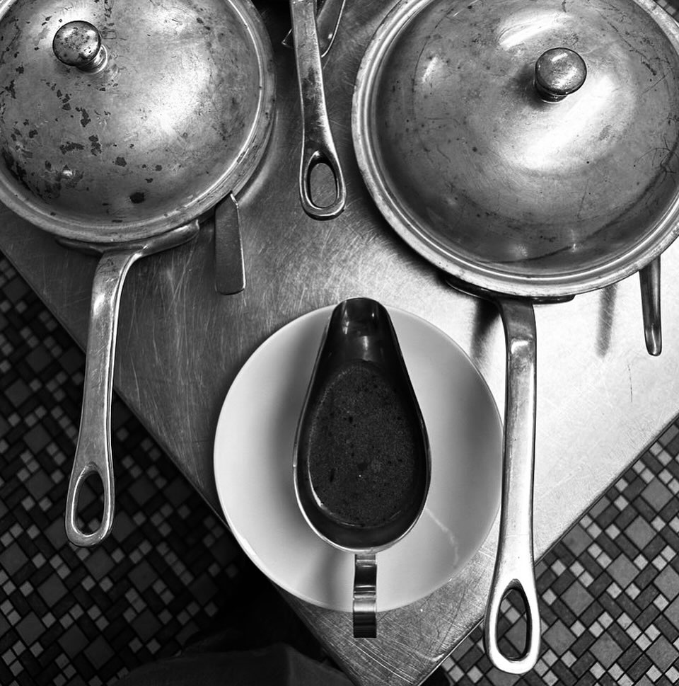 Noch drei Sonntage Gelegenheit für unseren feinen Sonntagsbraten: 27.04., 04.05. und 11.05. (Muttertag), jeweils 12.00 bis 20.00 Uhr (es gibt auch eine Vegivariante). Wir bitten um Reservation.
Am kommenden Samstag 26.04. offen von 12.00 bis 18.00 Uhr mit kleiner Karte.
Ochsen macht glücklich. Ab aufs Land, ab in den Ochsen.🐂 ❤️ #ochsenmachtglücklich #ochsenoltingen #sonntagsbraten