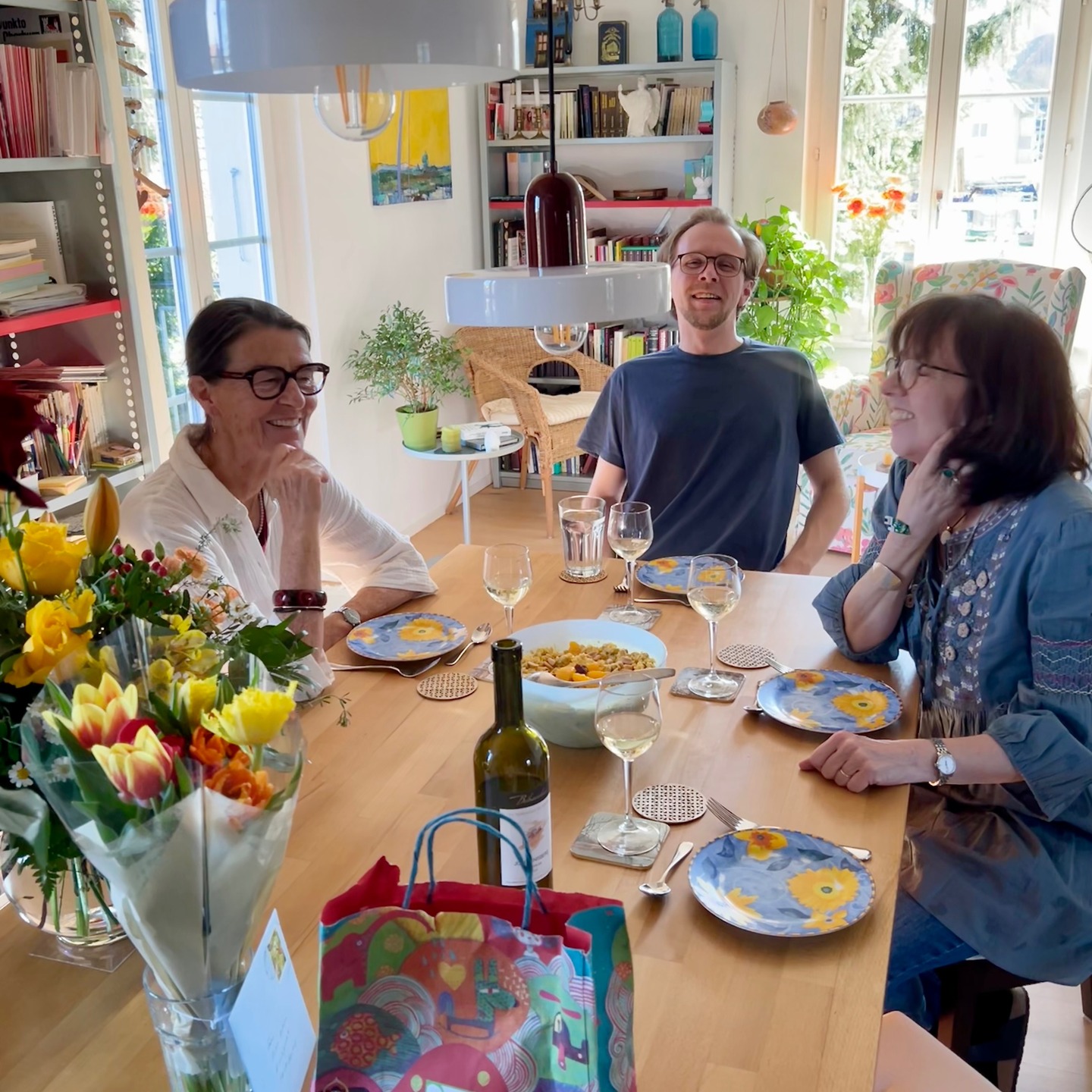 Theaterbesuch als Geburtstagsgeschenk für meine Frau am Samstag, 05. April! Nach einem kleinen Znacht zuhause fuhren wir zu viert, unser jüngster Sohn, eine Freundin, Friederike und ich, ins Reberhaus nach Bolligen, das Musical "D Tube vo Bärn" erleben. Wir kennen die meisten Künstlerinnen und Künstler dieser jungen Schauspieltruppe und sassen ganz vorne an einem der vier gedeckten Tische, konnten etwas trinken und gehörten mit zur Szenerie der "Roten Mühle", in der sich die Geschichte mehrheitlich abspielt (so gab es z.B. Nachschub beim Wein von den Schauspielern). Das Stück ist übrigens eine Hommage an die Musik der 30er Jahre und vor allem an Edith Piaf als "Spatz von Paris" und überträgt den Plot nach Bern, in das die Emmentalerin Anita kommt, um ihr Glück als Sängerin zu suchen. Die Qualität des Gesangs und des Schauspiels waren hervorragend und wir haben das ganze sehr genossen. Die Hütte war übrigens auch voll. Sogar mehrere Abende hintereinander. Und so gibt es das Stück noch einmal am 11. und 12. Dezember 2025. Eine uneingeschränkte Empfehlung an dieser Stelle! #reberhausbolligen #dtubevobärn #geburtstagsfeier