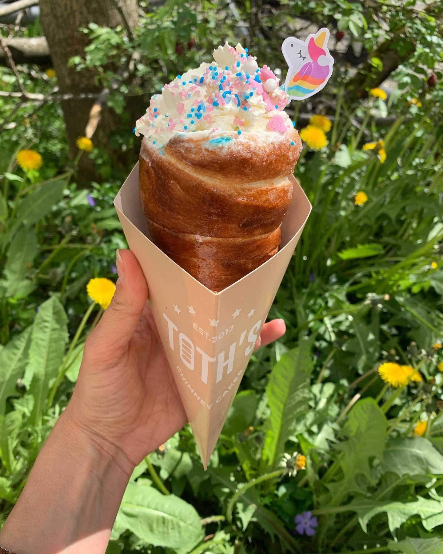 Say hello to a magical treat — our Unicorn Chimney Cono! A sweet swirl of joy for kids and grown-ups alike. Fluffy marshmallows, dreamy colors, and that classic chimney cake goodness — it’s not just dessert, it’s a whole vibe.🦄 🌈 🍦🌟
Because everyone deserves a little sparkle in their day!
Pass by and taste the magic!
#UnicornChimneyCorn #TothsChimneyCake #toths #chimneycake #SweetMagic #MarshmallowDreams #ZurichEats #YummyZurich #AltstadtZurich #SweetToothZurich #DeliciousZurich #ColorfulTreats #ChimneyCakeLove #FoodieZurich #FamilyTreat #WhimsicalEats #BakeryVibes