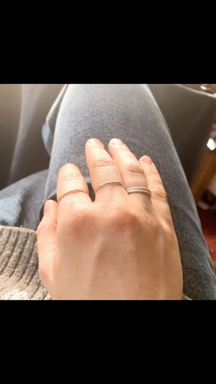 ✨ Les bagues Azalaï – Quand la nature inspire la création… ✨
Façonnées à la main dans mon atelier du Pouliguen, les bagues Azalaï en argent massif capturent la lumière comme les reflets du soleil sur l’océan… 🌊
🌿 Martelées avec soin, chacune possède une texture unique, rappelant les empreintes du vent sur le sable ou le mouvement délicat des vagues.
Minimalistes et élégantes, elles se portent seules ou en accumulation, selon vos envies. 💍
💫 Une touche d’authenticité et de poésie pour sublimer votre quotidien.
📍 Disponibles dans ma boutique de bijoux faits main.
✨ Quelle combinaison choisiriez-vous ? Dites-moi en commentaire ! 👇
#baguesempilables #natureetcréation #bijouxartisanaux #faitmainavecpassion #ateliercréatif #argent925 #lepouliguen #SlowJewelry #bijoux #artisanat #artisane #faitmain #handmadewithlove #labaule #loireatlantique #presquilguerandaise #cotedamour #faitenfrance #bijouxcreateur