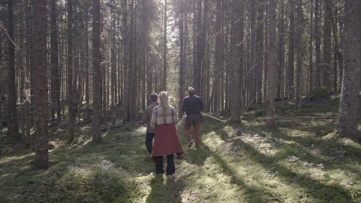 Vi mener at ekte bærekraft er et resultat av produkter som varer i generasjoner. Det finnes ingen snarveier for å oppnå dette. Kvalitet stammer fra århundrer med kunnskap og dedikasjon. De fantastiske resursene naturen har å tilby, må behandles med respekt. Denne arven bærer vi videre med å gjøre hele prosessen selv, fra treet felles til ferdig produkt. Derfor mener vi at våre produkter er bærekraftig i ordets sanne betydning 🌲♾️
Sjekk ut vår nye nettside om du vil vite mer om vår visjon, produksjonsprosess eller tidligere arbeid. Link i bio 👆
.
.
.
.
.
#woodworking #woodcraft #craftmanship #finewoodworking #cabinetmaker #interior #home #modern #craft #build #handmade #furniture #furnituredesign #todaysmaker #traditionalwoodworking #sustainability #dovetailjoint #sustainability
#boligliv #interiørinspirasjon #vakrehjemoginteriør #møbelsnekker #interiørmagasinet #rom123 #boligdrøm #interiør #skandinaviskehjem #bærekraft #sammenføyning #trefelling