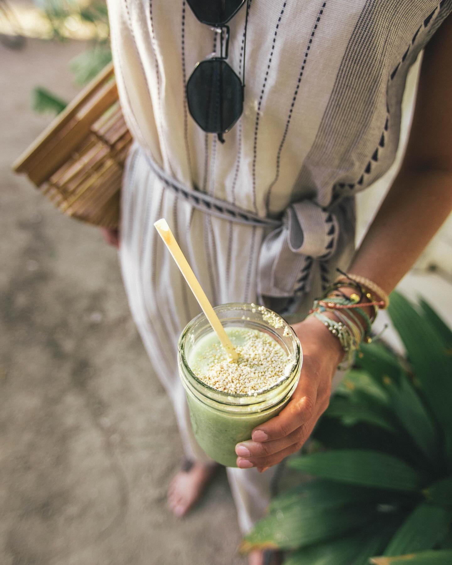 Leben in Balance, was bedeutet das genau?
Genug Freiraum ermöglicht es uns, in Balance zu leben. Balance ist der grüne Smoothie am Morgen 🌱 und das Glas Rosé🍷am Abend. Balance ist die Pizza 🍕 zum Mittag und der Salat am Abend. Die Yogasession 🙏🏻 nach der Partynacht 🪩 oder der nicht gestellte Wecker am Montag nach einem Wochenende mit viel Arbeit 💻Balance ist der Serienmarathon 📺 nachdem du deine Wohnung geputzt hast, die Boxing-Session nach deinem Vipassana-Retreat oder die drei Liter Wasser, nachdem du vergessen hast zu trinken 💦
Gelebte Balance ist das Erkennen, dass wir nicht alles perfekt machen müssen, können, sollen! Das Verständnis, dass Perfektion eine Illusion, ein Symptom von Mangel ist. Es ist wichtig, jeglichen perfektionistischen Anspruch loszulassen, um Platz für ein Leben zwischen Yin und Yang ☯️, Weisheit, Neugier, Erwachsensein und innerem Kind zu erschaffen. Dein Leben in Balance ⚖️
#ernährung #ernährungsberatung #ernährungsberatungzürich #psychologie #essen #wohlfühlen #gewicht #balance #gesundeernährung #emotionalesessen