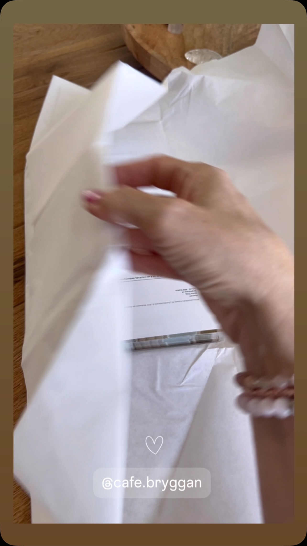 Magst du Edelsteine & Kreativität?
Dann ist dieser Workshop genau für dich! Eine gemeinsame Auszeit mit Deiner besten Freundin oder Deinem besten Freund? Oder eine tolle Geschenkidee für Deinen Lieblingsmenschen?
Im gemütlichen Café Bryggan tauchst du ein in die Welt der Edelsteine und gestaltest deinen eigenen Schmuck – mit Herz, Stil & Seele.
Wann? Mittwoch, 25. Juni 2025
Wo? Itziker Dorf-Strasse 58, 8627 Grüningen
Zeit? 14.00 – 17.30 Uhr
Anmeldung und weitere Informationen findest Du über meinen Link in der Bio.
Wir freuen uns! 💕
#edelsteinschmuck #schmuckworkshop #diy #kreativzeit #workshopzürich #vivescam #cafebryggan #achtsamkeit #handgemacht #selbstgemachtschmuck #frauenpower #edelsteine #schweizerworkshop #shabby_chic #edelsteinliebe