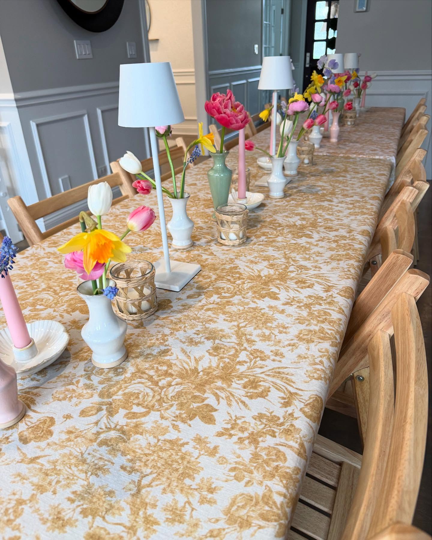 We created a cheerful table design install featuring an array of vibrant spring florals that perfectly complemented our toile tablecloths and ceramic bud vases. A bright, welcoming table setting for our client to celebrate Easter surrounded by loved ones. ๐ธ
.
.
.
Swipe to see how it started!
#springtablescape #eastertablescape #eastertabledecor #springflorals #springentertaining #tablescapedesign #tabledesign