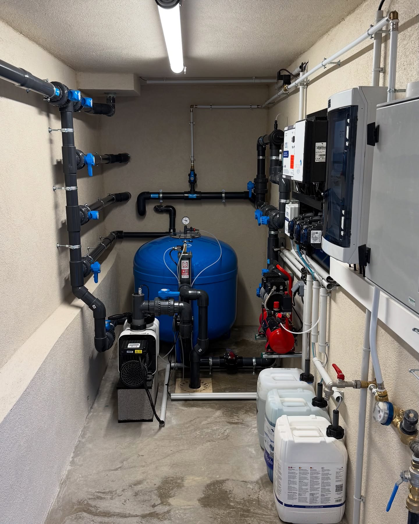 Cette semaine, nous avons eu le plaisir d’intervenir dans un lieu d’exception pour la rénovation complète d’une filtration dans une piscine mondialement connue, immortalisée par une œuvre de David Hockney 🖼️
Un cadre unique, un bassin niché au cœur de la forêt, qui a su préserver son authenticité au fil du temps ☀️ Un mélange parfait entre nature et technologie de pointe made in 🇨🇭