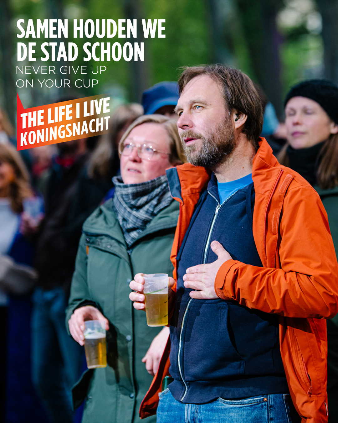 Samen houden we de stad schoon!
Bij je eerste drankje betaal je een eenmalige non-refundable eco-fee. Lever je beker steeds in bij een nieuwe bestelling, dan hoef je niet opnieuw te betalen. Weggooien of verliezen? Dan betaal je helaas opnieuw.
Klaar met drinken? Gooi je beker in de vuilnisbak en help mee aan een schoner festival!
#LifeILive #DenHaag #Duurzaamheid #HouHetSchoon