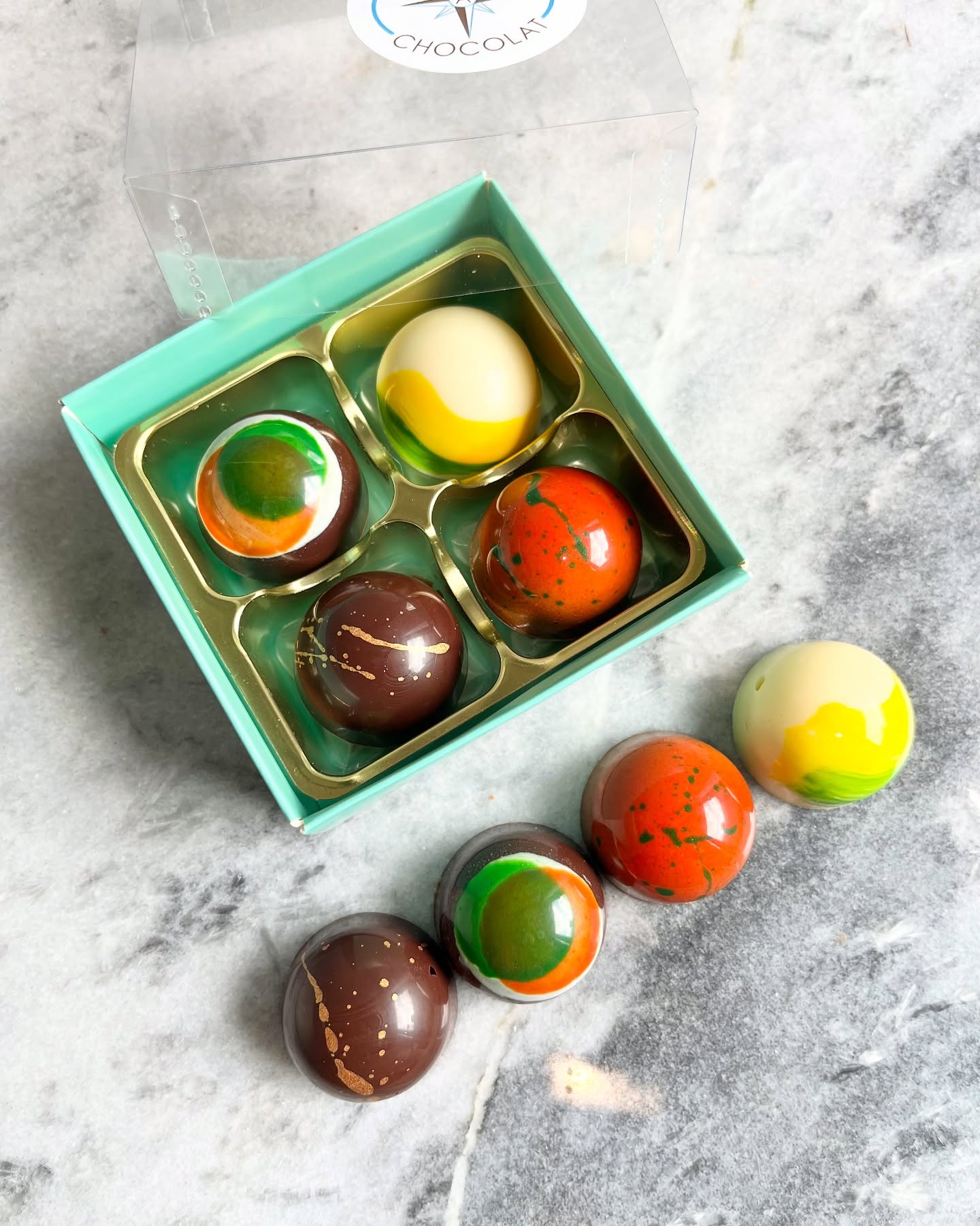 Could I please have a box of 4?
A phrase we hear all the time and we’re not complaining!
Here’s a random selection of four of our delicious flavours
Featured Flavours
🍮 Salted Caramel – Infused with Madagascan vanilla and encased in a rich dark chocolate shell
🥭 Mango & Passion Fruit – A fruity dark chocolate ganache (Vegan option)
🎃 Pumpkin Pie Spice – Caramel infused with warming cinnamon, ginger, cloves, and nutmeg
🍋🟩 Kalamansi Citrus – A zesty white chocolate ganache infused with Kalamansi citrus
Other Flavours Available:
• Coffee & Hazelnut Praline
• Banana & Pecan Praline
• Brandy
• Hazelnut Praline (Milk or Dark – Vegan option available)
• Baileys Irish Cream
• Rum & Coconut (Vegan option)
• Toasted Sesame Seed (Vegan option)
• Earl Grey (Vegan option)
What would you like to include in your box? ☕️🌰🥃
__________
#chocolatebonbons #truffles #finechocolate
#chocolateart #finefood
#chocolatelovers #edibleart #handmade #handcraftedchocolate #darkchocolatelovers
#artisan #artisanchocolates #foodieslondon #veganoptions #beantobarchocolate #craftchocolate