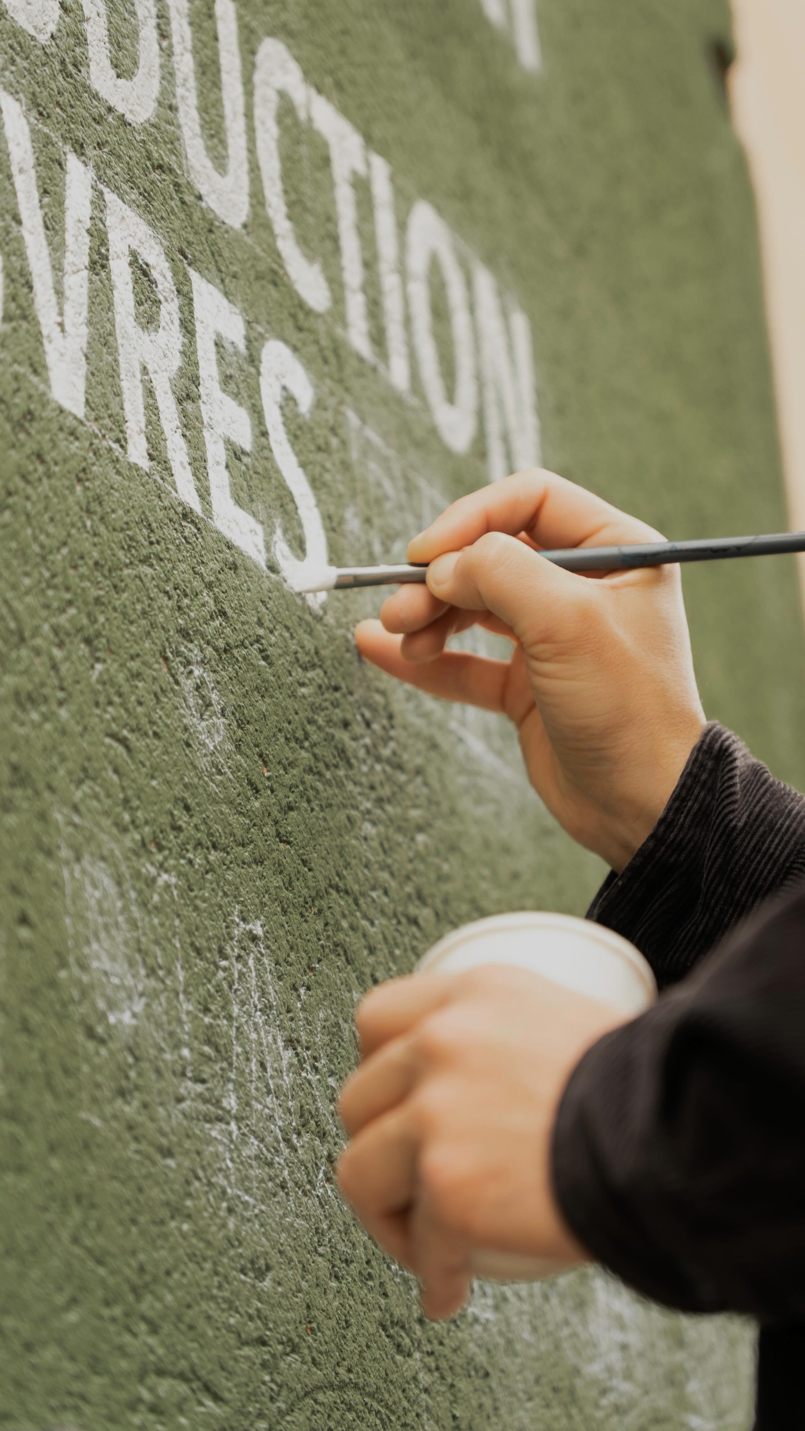 Nouvelle façade pour @lelabophotonimes !
Suppression des panneaux en place, remise en état rapide du mur, peinture du fond avec un petit vert Bembo, création des visuels, impression des poncifs, réalisation de la première couche, de la seconde couche … autant d’étapes indispensables pour donner une nouvelle vie à cette façade !
Et comme toujours ces instants capturés par @studio.maoliz
Encore merci Nicolas, pour ton accueil, y’a confiance et ta générosité ☕️🍕😉
#mural #photo #peintalamain #alwayshandpaint #signpaint #signpainting #handpainting #lettering #lettrage #handlettered #handlettering #peintreenlettres #signaletique #luckylucien #lettrage #type #typographyart #typographydesign #montpellier #nimes