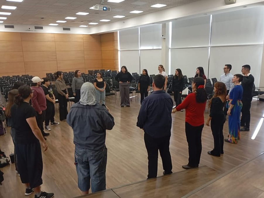 The second university which has opened its doors to dance movement therapy during my @taithwales mobility is @uautonomadechile de Chile. Last week the Clinical Psychology Department hosted a workshop on Embodied Skills in Research at its Santiago campus. Wonderful connections made between the role of the body in gaining perspective on research projects and the interpersonal interactions in research team. I am now in the southern region in Pucón and Temuco this week to visit their campus there and hold another workhop today @ufro.pucon . Grateful to make links that help develop @unisouthwales University of South Wales’s research strategy in Health and Wellbeing and connect me further with the Chilean Dance Movement Therapy Association (ADMT Chile @asociaciondmtchile ).
Thank you to the centre Director @sergioandrewv and to ADMT Chile President @karenvespatesta for the invitation and coordination, and @nadiaolivaplaza for the support.
#embodiedskills #researchskills #wales #taith #chile #artsinhealth #creativehealth #puertoricaninchile @thaniaacaron