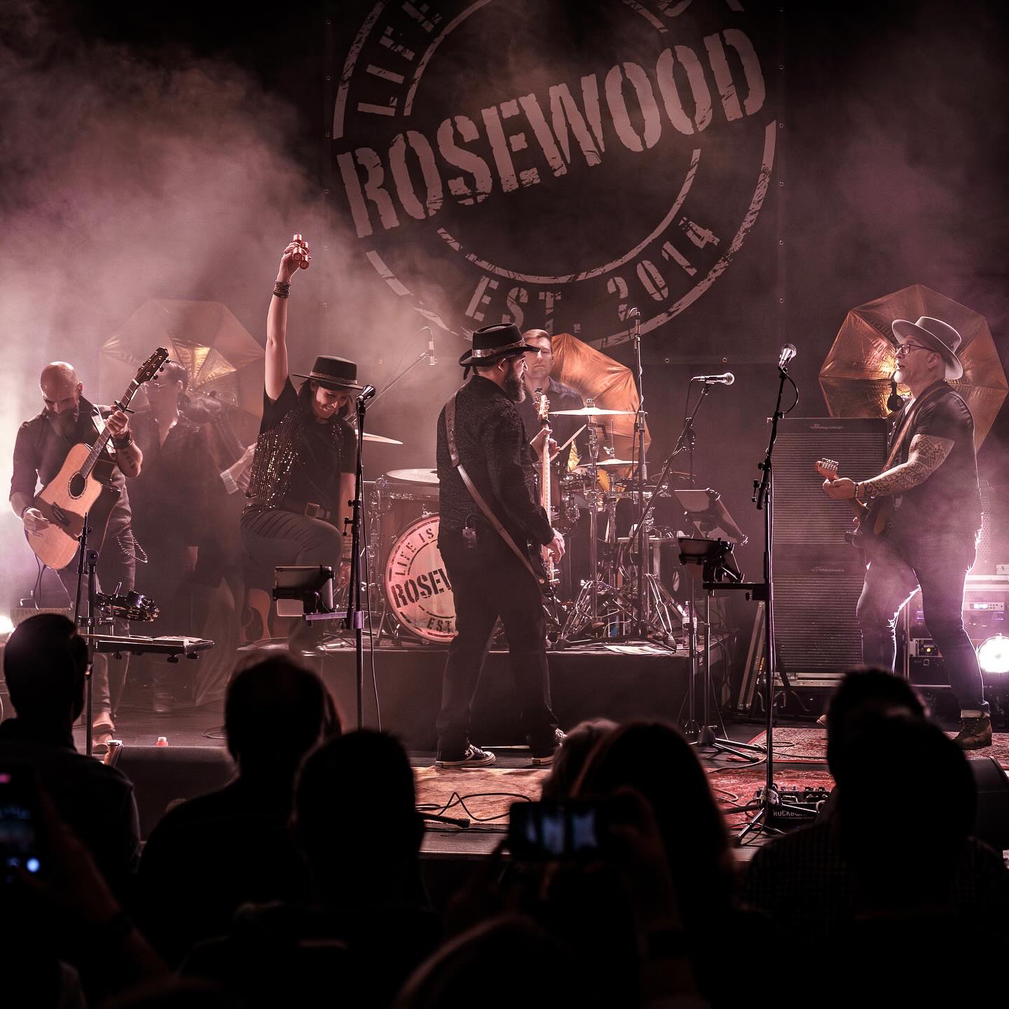 🎉Endlich wieder Live🎉
Am 9. Mai spielen wir in der wunderbaren @baronessalenzburg
☝🏻 Obacht: es wird eine der wenigen Gelegenheiten sein, uns dieses Jahr live zu erleben
Also kommt vorbei, bringt eure Leute mit - wir freuen uns riesig auf euch 🫶🏼
•
📸 by @nissyen.arts
#lifeisgoodwithrosewood #swissmusic #musicfromswitzerland #livemusic #country #americanamusic #seasons #thepromise #wildflowerlove