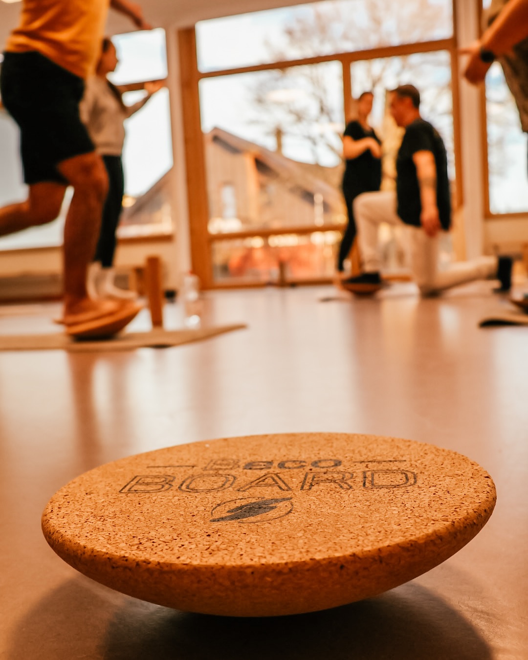 BecoBoard Power – für jedes Alter ein Erlebnis!
Ob jung oder jung geblieben – unser BecoBoard ist fester Bestandteil unserer Balance Board Kurse und dabei super flexibel einsetzbar!
Warum wir es lieben:
• Stärkt die Tiefenmuskulatur
• Verbessert Koordination & Gleichgewicht
• Fördert Körpergefühl und Achtsamkeit
• Ideal für jedes Level – vom Einsteiger bis zum Profi
Egal ob du nach einer neuen Herausforderung suchst oder mehr Sicherheit und Stabilität im Alltag gewinnen möchtest – das BecoBoard bringt dich spielerisch in Balance.
Und das Beste: Jede Menge Spaß ist garantiert!
Mach mit! Deine Körpermitte wird es dir danken.
Aktuelle Kurse findest du auf unseren Homepage (Link in Bio)
Wen nimmst du mit zum Balance Board Kurs?
#BalanceBoard #BecoBoard #Gleichgewicht #Koordination #FitnessMitSpaß #KurseFürAlle #JungUndAlt #Sturzprävention #Surfstylefever #BalanceTraining #mehrsicherheitimalltag