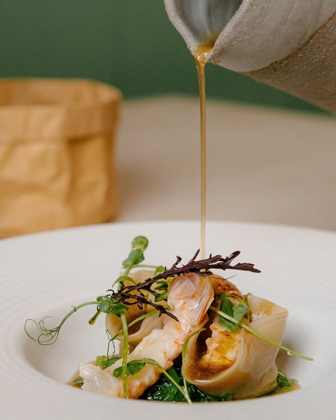 BRUT, Table de saison
Quand l’élégance est dans l’assiette.
Notre raviole de foie gras, signature de notre chef Alexis.
« La cuisine est un art qui se partage. »
Joël Robuchon
#brut #tabledesaison #Gastronomie #RestaurantLove #CuisineGourmande #ChefCuisine #restaurantsaintjeandeluz #DéliceCulinaire #ArtCulinaire #CuisineLocale #DînerGastronomique #TableGourmet #SaveursDuMonde #PlatsGourmands #MenuDuJour #ExpérienceCulinaire #BonAppétit #Restaurateurs #FoodieFrance #PlatsSignature #CuisineDeSaison #saintjeandeluz
Photo by @yum_photogourmande