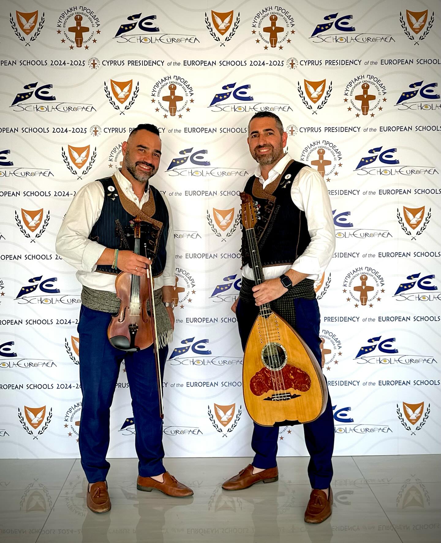 Στο πλαίσιο της κυπριακής προεδρίας των Ευρωπαϊκών Σχολείων, πραγματοποιήθηκε το συνέδριο με επίκεντρο την ευημερία στο σχολείο — ένα ζήτημα καίριας σημασίας για την εκπαιδευτική κοινότητα. Ήταν για εμάς ιδιαίτερη τιμή η συμμετοχή στο TFES2025, έναν σημαντικό χώρο διαλόγου, ανταλλαγής εμπειριών και καλών πρακτικών μεταξύ εκπαιδευτικών από τα Ευρωπαϊκά Σχολεία και σχολεία της Κύπρου.
Θερμές ευχαριστίες απευθύνουμε στο Υπουργείο Παιδείας, Αθλητισμού και Νεολαίας, στον ΕΔΕ κ. Γιάννη Σαββίδη, καθώς και στον ΠΛΕ κ. Γιώργο Γιαλλουρίδη και την αφοσιωμένη ομάδα τους, για την άψογη διοργάνωση και τη διορατική επιλογή του θέματος.
Ιδιαίτερη ευγνωμοσύνη εκφράζουμε επίσης για την πρόσκληση συμμετοχής τόσο στα εργαστήρια του συνεδρίου όσο και στην αναπαράσταση του Κυπριακού Παραδοσιακού Γάμου — μια μοναδική εμπειρία που ανέδειξε με συγκίνηση την πολιτιστική μας ταυτότητα μέσα στο ευρωπαϊκό εκπαιδευτικό πλαίσιο.
#TFES2025 #wellbeinginschools #δραξασθεπαιδειας #tfes