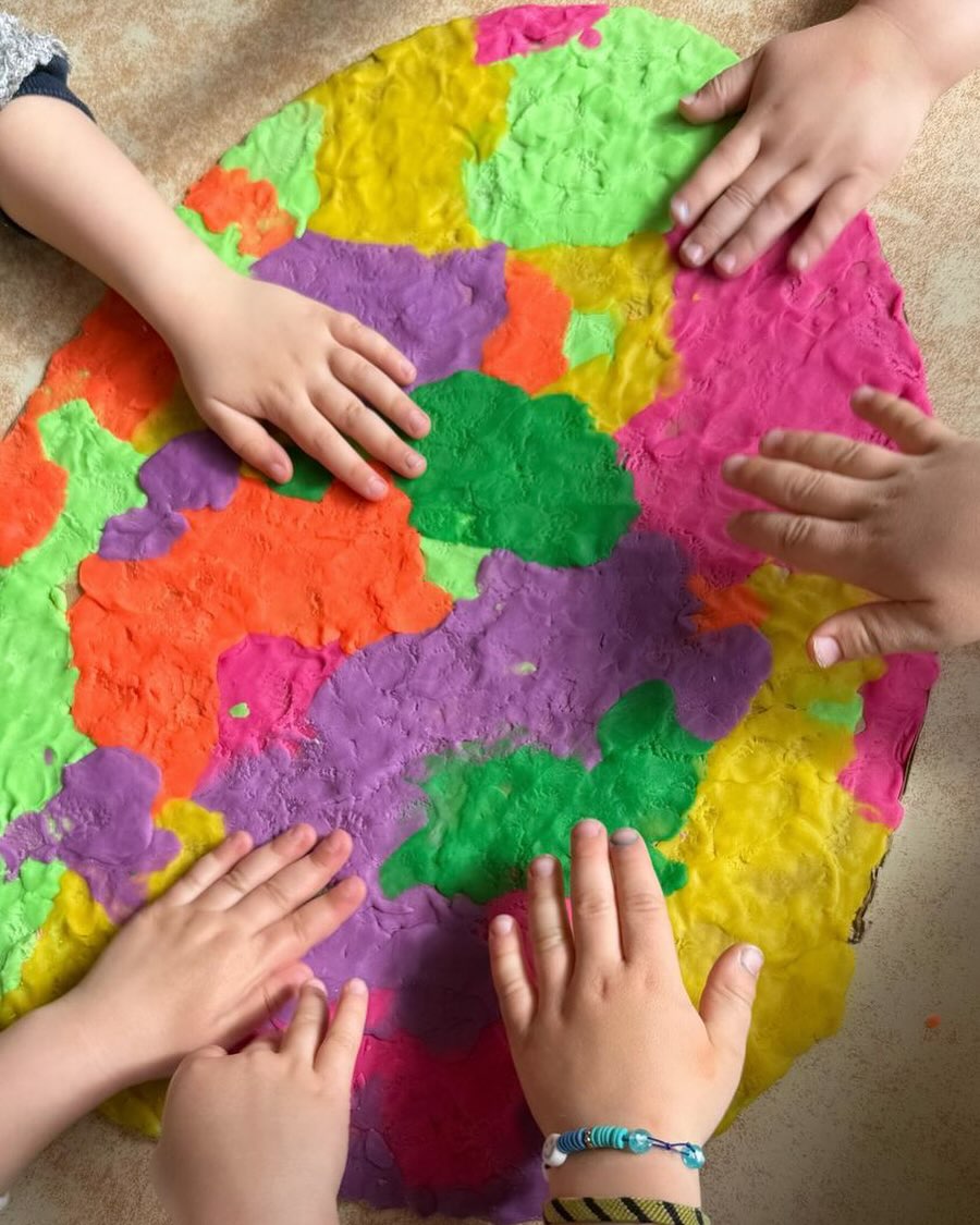 Wir wünschen allen Familien ein erholsames, buntes und fröhliches Osterfest🐰🐣🥚☀️ #happyeaster #ostern #kindergarten #basteln #kinder #kita #osterei #knete #fingerfarbe