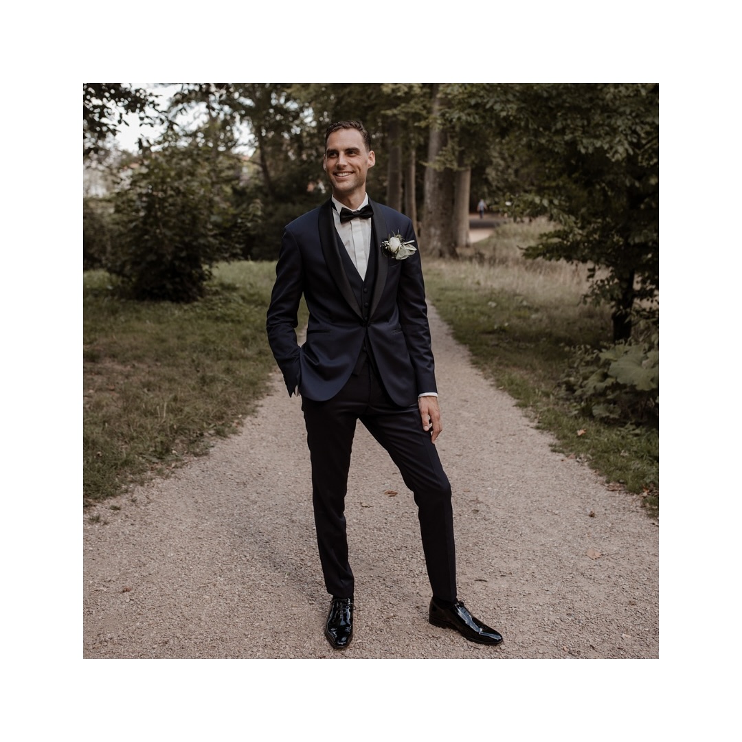 Black Tie Wedding dresscode?
Here’s what it means:
Black tie = serious style. It’s one step below white tie and all about looking elegant and polished—especially for an evening wedding.
For the guys:
This is your moment for a classic tuxedo—black or midnight blue, with a bow tie (not a necktie), white dress shirt, and shiny black shoes. Bonus points for a a cummerbund.
For the ladies:
Think floor-length gowns, formal cocktail dresses, or luxe evening wear. Rich fabrics like silk, velvet, or satin are perfect. Finish it with elevated heels, jewelry, and a clutch. Hair and makeup? Go polished.
Black tie is all about timeless elegance—so show up looking sharp and celebrate in style.
#BlackTieWedding #WeddingGuestLook #FormalWear #dresscodetips #weddingplannernederland #weddingplanners