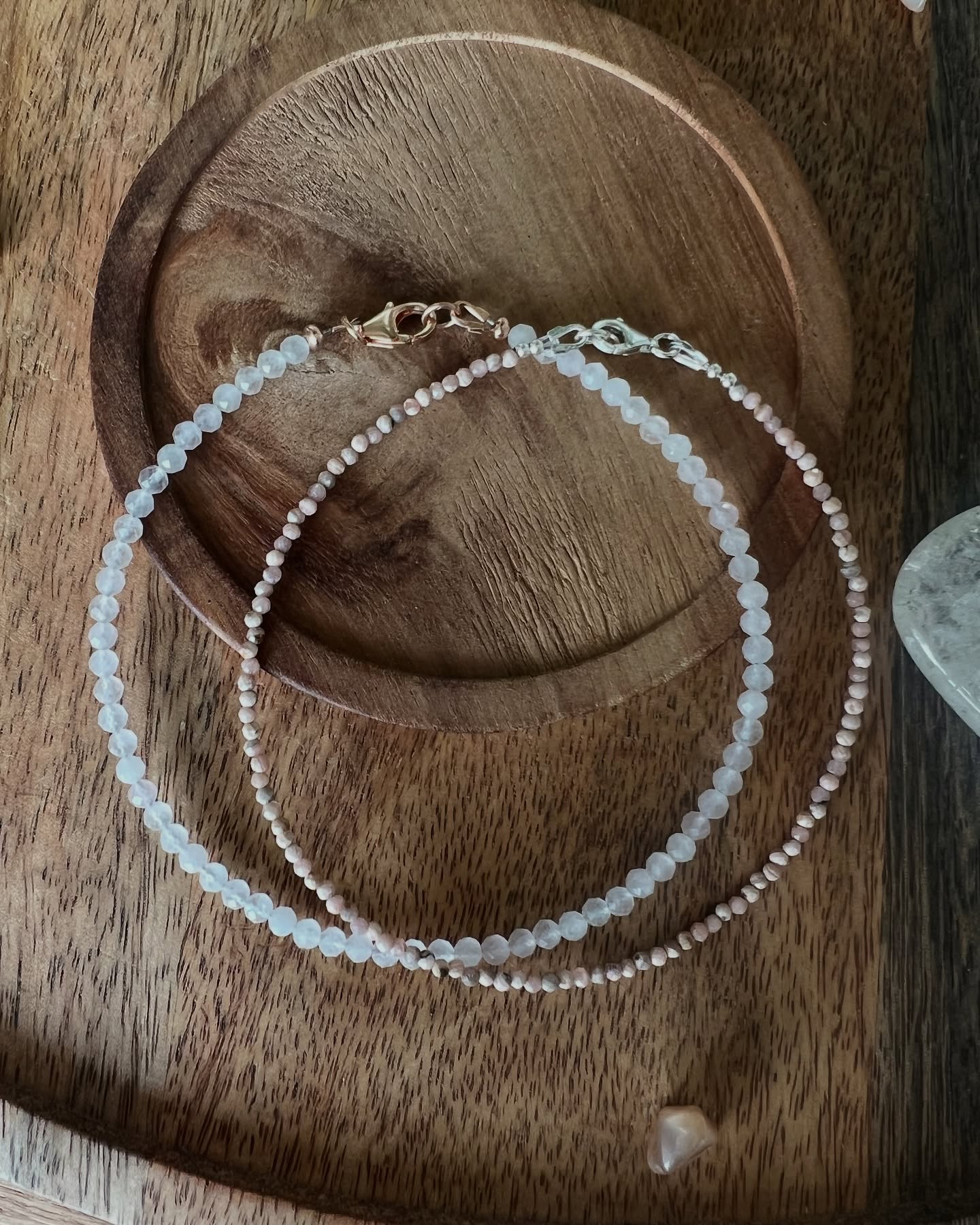 Zarte Begleiter für den Sommer
Diese beiden handgefertigten Fußkettchen aus Rosenquarz und zartem Rhodonit bringen nicht nur Leichtigkeit an dein Fußgelenk, sondern auch Herzenergie in deinen Alltag.
Rosenquarz steht für Liebe, Harmonie und Selbstfürsorge – perfekt, um dich sanft daran zu erinnern, dich selbst nicht zu vergessen.
Rhodonit schenkt dir emotionale Ausgeglichenheit und innere Ruhe.
Trage sie barfuß am See, beim Waldbaden oder einfach als liebevolles Ritual für dich selbst.
Weiteren Sommerschmuck findest Du über den Link in meiner Bio.
#edelsteinliebe #fusskettchen #rosenquarz #rhodonit #achtsamkeit #selbstfürsorge #sommerliebe #handgemacht #Schmuck #vivescam #edelsteinschmuck #ritualschmuck #selfcare #naturverbunden #energiearmband #souljewelry #sommer