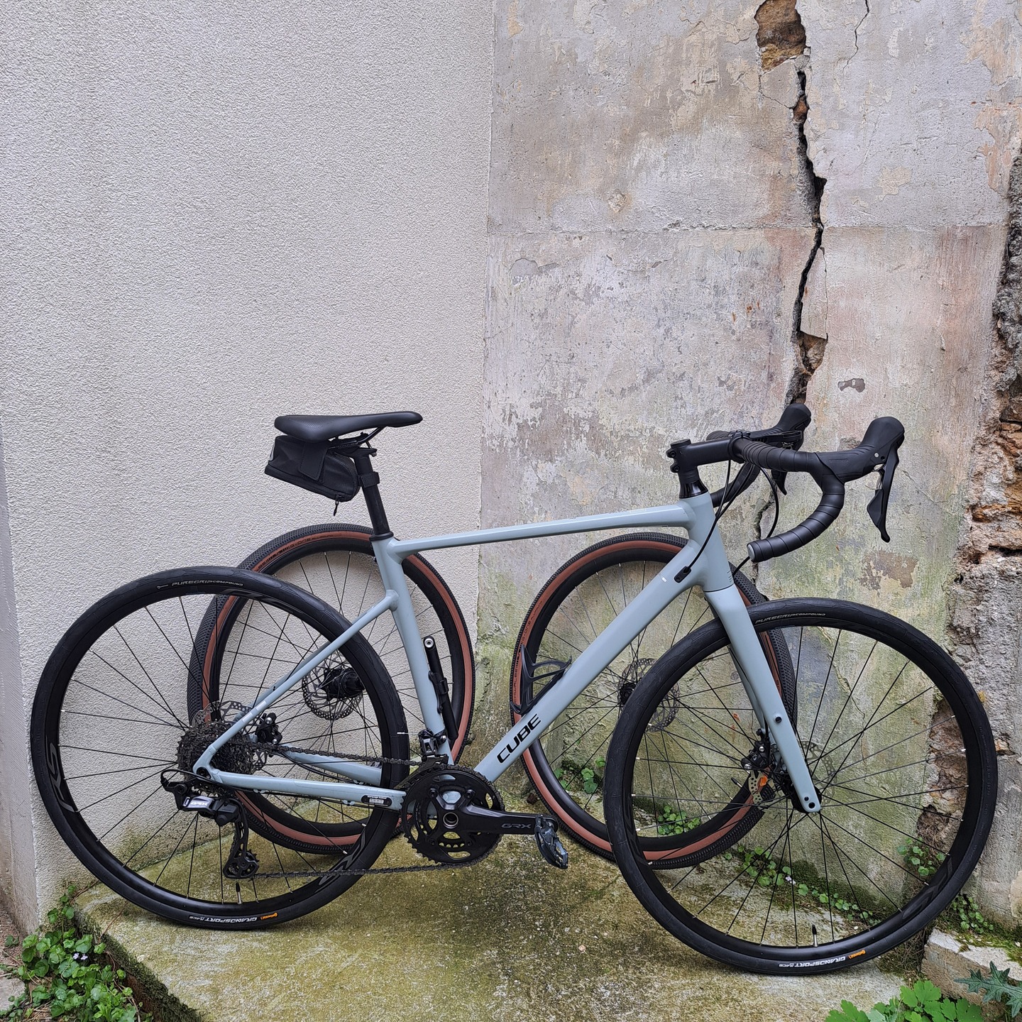 L'avantage principal du gravel : un seul vélo pour plusieurs usages !
On change de roues et ce beau Cube Nuroad Race devient un vélo de route 💫
#gravelbike #cubenuroad #roadbike #bikeseason #pourmonvelo #verriereslebuisson