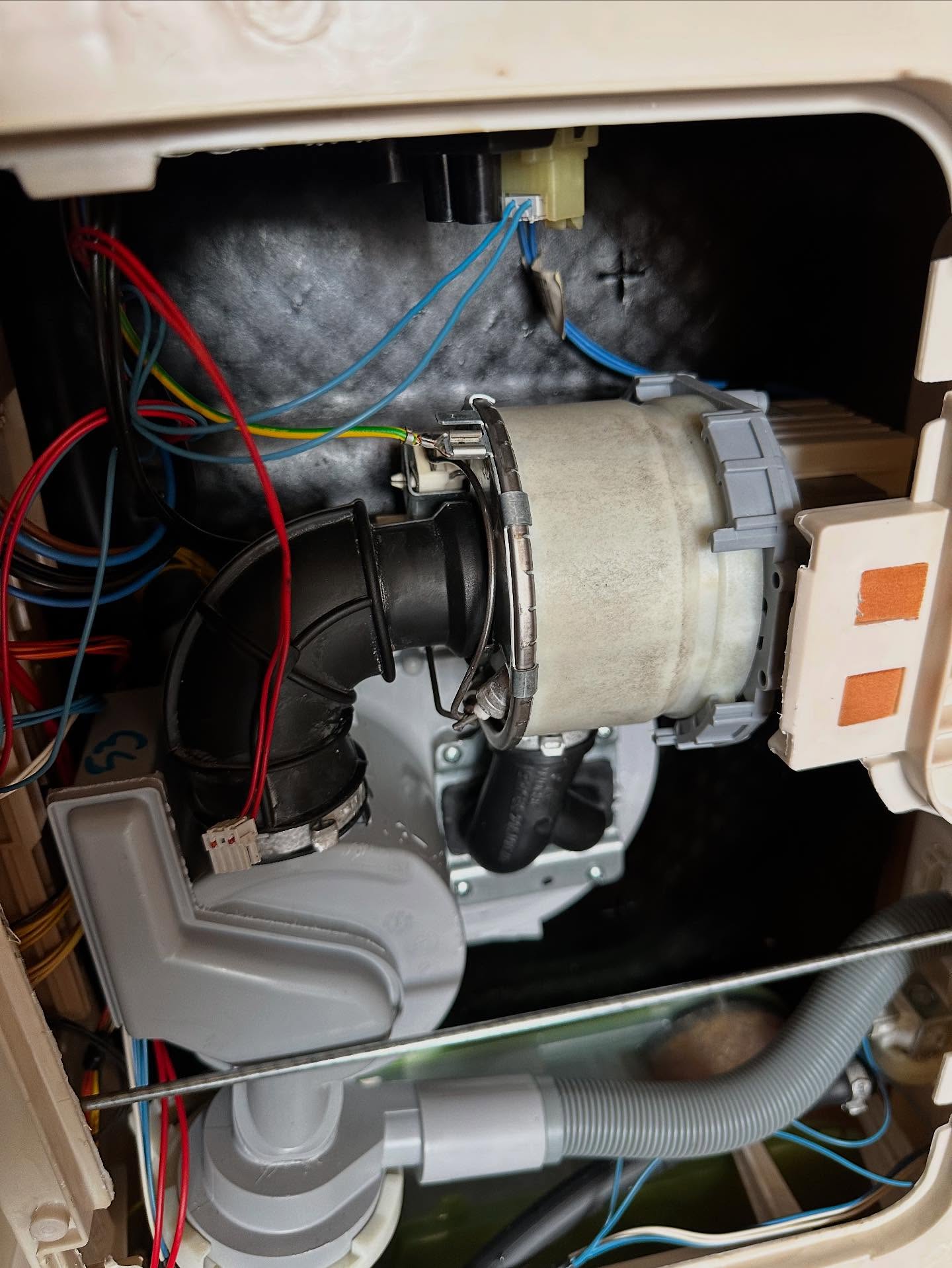 Recent dishwasher repair for a repeat customer π«§π¨βπ§
π± 07706152787
π» www.lmggas.com
π§ lucas@lmggas.com