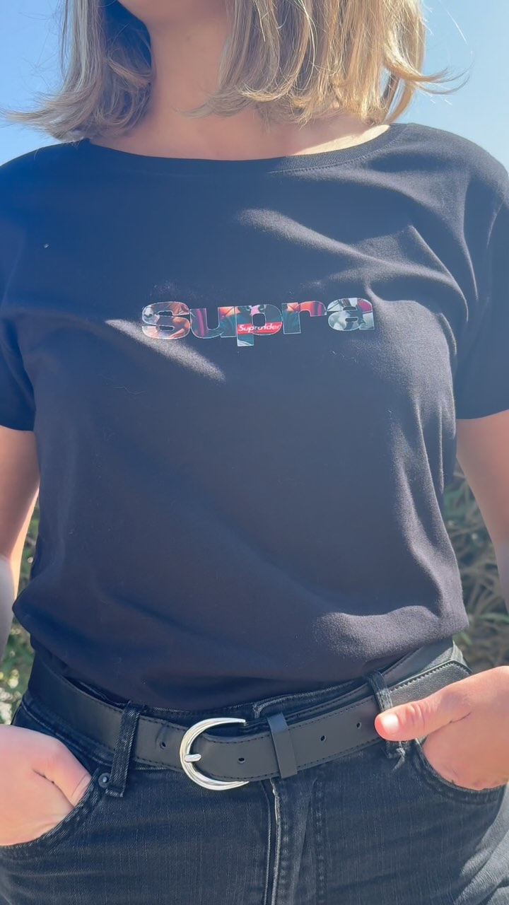 Exclusivité Art Equestre ⚡️
Nous sommes heureux de vous annoncer le lancement de la marque Supra Rider et de l’arrivée de sa toute première collection à retrouver chez Art Equestre !
Une multitude de produits textiles pour petits et grands, parfait pour être assorti avec toutes les personnes de ta famille.
Des T-shirts, des sweats, des pulls de quoi remplir ton dressing de produits indispensables 🤫
Disponible de la taille Enfant à XXL.
Pour les curieux ou juste pour craquer sur un produit Supra Rider, l’ensemble de la collection t’attend dans notre magasin Art Equestre Plan de Campagne.
Attention stock limité n’attend plus pour vite craquer pour ton produit Supra Rider 🛍
@supra_rider_equestrian
#equestrian #horse #artequestre #cavalier #equitation