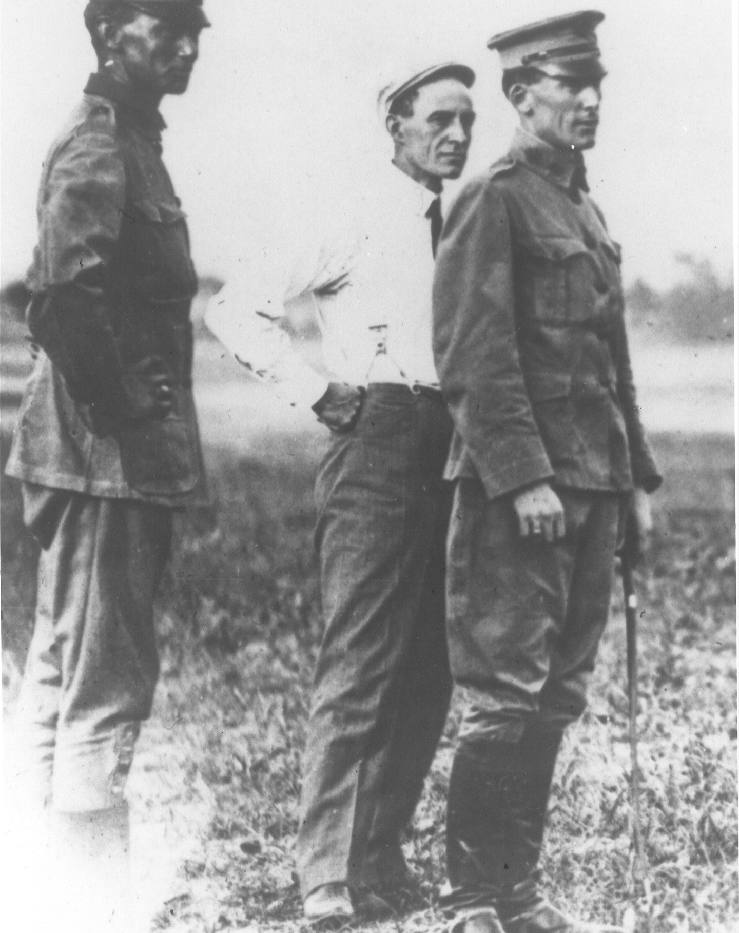 Happy birthday Wilbur!
College Park Airport was born in 1909 when Wilbur Wright came to teach 2 US Army officials how to fly a the Army's new Wright Flyer. He stayed for a month and was a good teacher. He strictly observed the Sabbath, so nobody went aloft on Sundays, or on days when it rained or the winds blew up.
📸: Wilbur Wright (middle) observes with airfield with Army Lt.'s Frederic Humphreys and Frank Lahm.