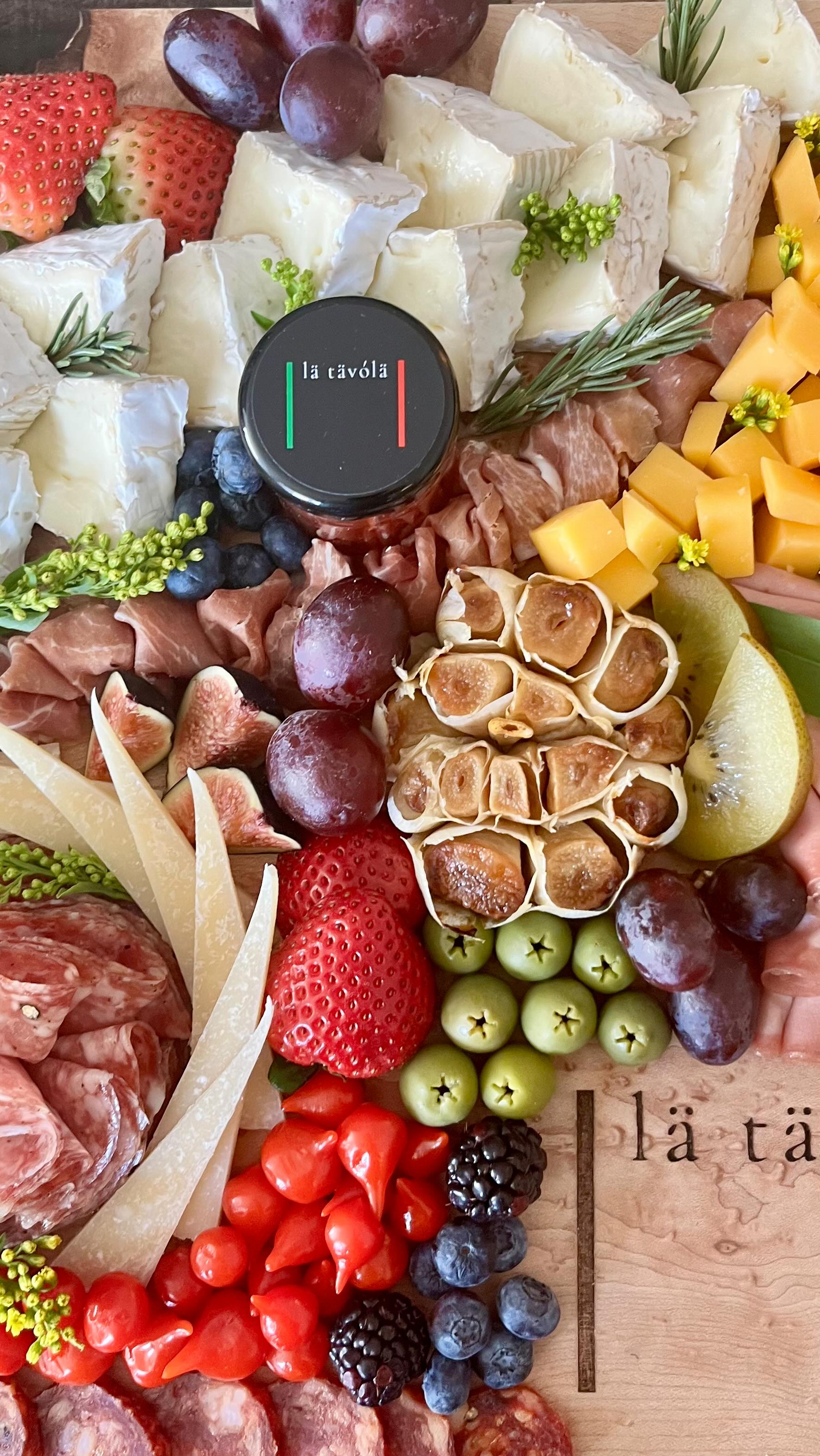A tavola non s’invecchia.
#mangiamo
#charcuterie #charcuterieboard #grazingplatters #grazingboard #grazingtable #grazing #graze #salumeria #austin #salume #italian #charcuterietable #formaggio #cheese #glutenfree #keto #paleo #foodporn #grazingboxes #foodie #antipasto #antipasti #atx #atxfoodie #austincharcuterie #italianfood #grazingboards #atxfood #latavolatx