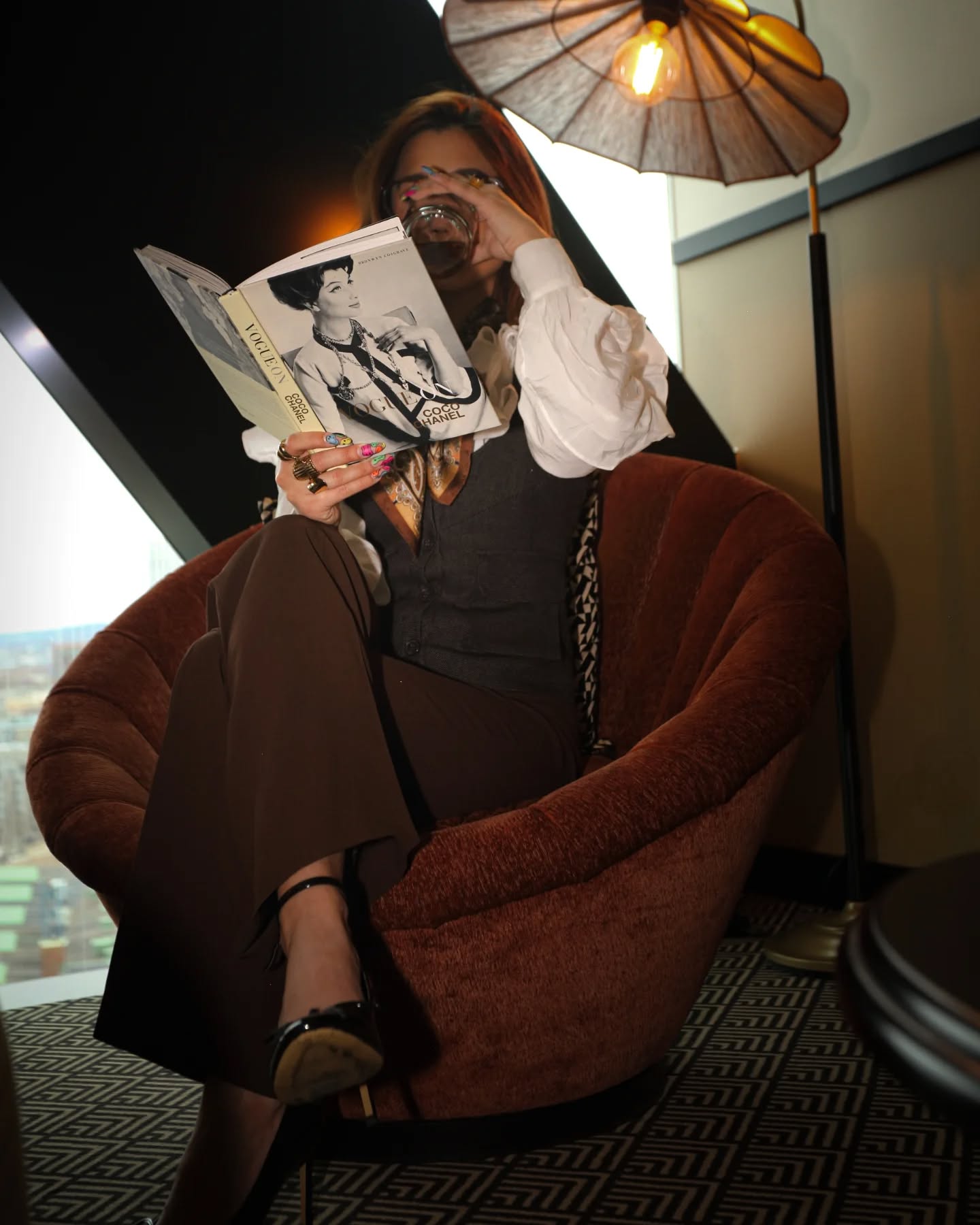 Vogue & whiskey 🥃
From the photoshoot with the lovely @lorinkindyy at @jacyzhotel
#photoshoot #vogue #photography #model