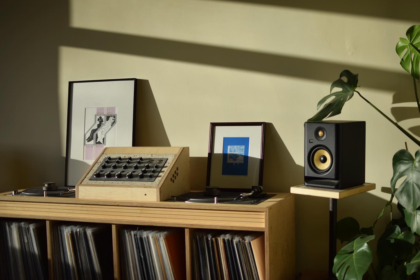 @designsbybill aka Bill’s Booths, is a multi-disciplinary maker blending traditional craftsmanship with modern design to create one-of-a-kind DJ booths, studio furniture, and audio gear🪚 With a background in carpentry, concrete work, and furniture design, he crafts booths that are as durable as they are beautiful—engineered for artists who take sound seriously.🔝
👉🏼 Follow @designsbybill for more!
___________________________
➡️Follow @doyouspin for more
DM for submission & Email for promotion 📩
#rotarymixer #technics #djsetup #vinyldj #rominimal #classicdj #classicmixer #boutiqemixer #hifi #audiophile #hifidj #djlife #vinyljunkie #vinyladdict #technics1210 #sl1200 #doyouspin #djdesk #djbooth #listeningbar #recordstore #vinylonly #djculture