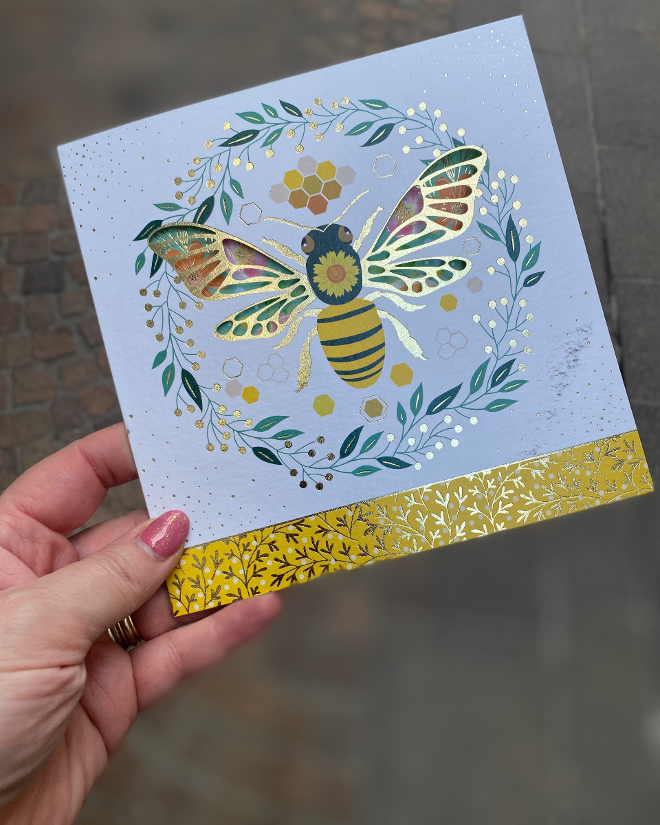 💌 Prendre le temps d’écrire… et de toucher les cœurs.
Chez Camendice, on croit aux mots simples, aux pensées douces griffonnées à la main, aux petits messages qui voyagent dans une enveloppe…
📬 Recevoir une carte, ce n’est pas seulement du papier :
c’est des pensées, de l’amour, de l’émotion, glissés dans une boîte aux lettres.
Nos cartes sont là pour ça. Pour dire merci, je pense à toi, tu me manques, je suis là.
🎨 Joliment illustrées, pleines de poésie, prêtes à accompagner chaque occasion à fêter.
Et si on n’oubliait pas cette belle habitude de prendre le temps d’écrire… à ceux qu’on aime 💛
📍À découvrir en boutique à Aigle
#CartesAvecAmour #LettreDouceur #PetitsMotsGrandsEffets #Camendice #ÉcritureÀLaMain