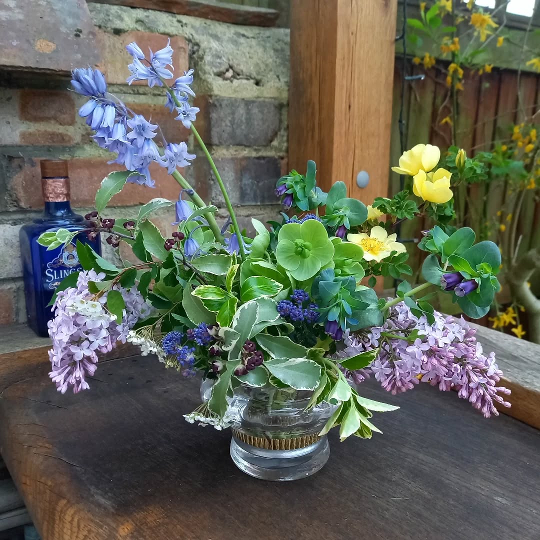 A couple of days in the garden potting on some seed babies, sorting the beds out and getting ready to plant out soon.
The colours are starting to change, moving from fresh yellows and whites through to blues and purples as spring marches on.
Couldn't resist a quick faff with some pretty bits from around the garden....lilac, bluebell, dog rose, hellebore and cerinthe 🌿
The lilac smells like heaven! 💜
#gardenflowers🌱🌻🌱
#floralfaffing
#nofloralfoam
#floralarrangements
#springflowers
#spring
#carshalton
#carshaltonbeeches