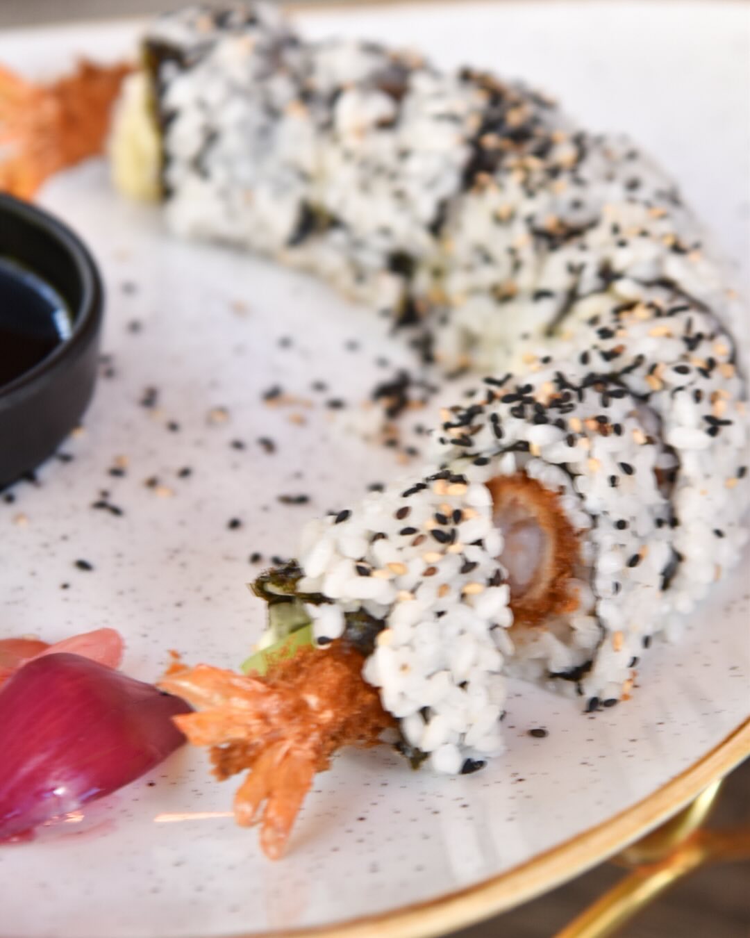 🍣 S U S H I V I B E S 🍣
Au cœur de Durbuy, la plus petite et plus charmante ville du monde, se cache un spot secret comme on les aime… 🍃
Edouard Garden Coffee vous ouvre les portes de son jardin d’hiver, avec sa jolie terrasse ombragée élégante , sa vibe musicale ultra chill , parfaite pour une pause hors du temps.
Des sushis minute, frais, savoureux, préparés sous vos yeux avec des produits locaux de saison.
Le nouveau , California shrimp , crevette en tempura, concombre et sésame 🍤
A tester absolument 🍣
EN
In the heart of Durbuy, the world’s tiniest and prettiest town, there’s a hidden gem waiting for you…
Edouard Garden Coffee brings you into its cozy winter garden, with a shady, dreamy terrace made for chill breaks and slow moments.
Freshly made sushi, crafted on the spot with local and seasonal products.
It’s fresh, it’s flavorful, it’s a full-on vibe.
The new one, California Shrimp ! 🍤
Definitely a must try ! 🍣
See you
.
.
.
#sushi #sushistagram #sushilovers #sushidate #durbuybelgium #durbuy #durbuytourisme #gardenmood #durbuyescape #gardenvibes☀️ #postivevibesonly #chilleats #freshsushi #eatlocal #secretterraceparty #chillbeats #belgianspot