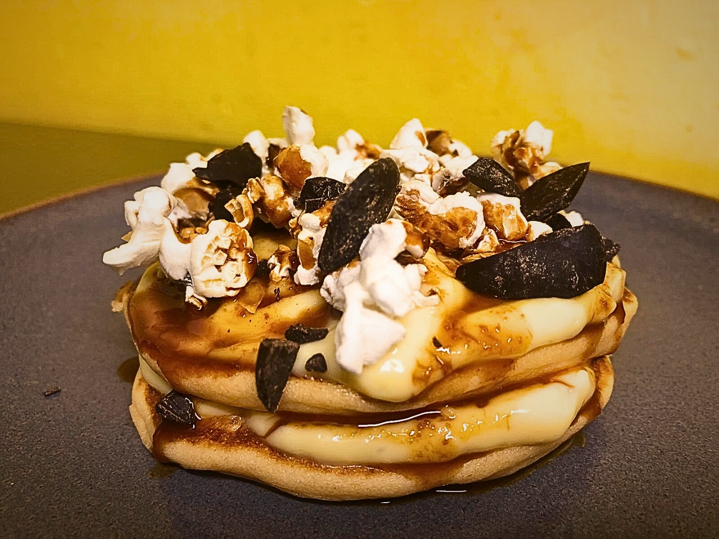 Oggi piove e fa freddo
e noi rispondiamo così:
pancake morbido, crema vellutata, caramello salato, popcorn di mais bio, cioccolato fondente 75%.
Il giallo messicano sullo sfondo è il colore giusto.
Un momento di goduria senza glutine e senza lattosio.
#vivoglutenfree #sansa
