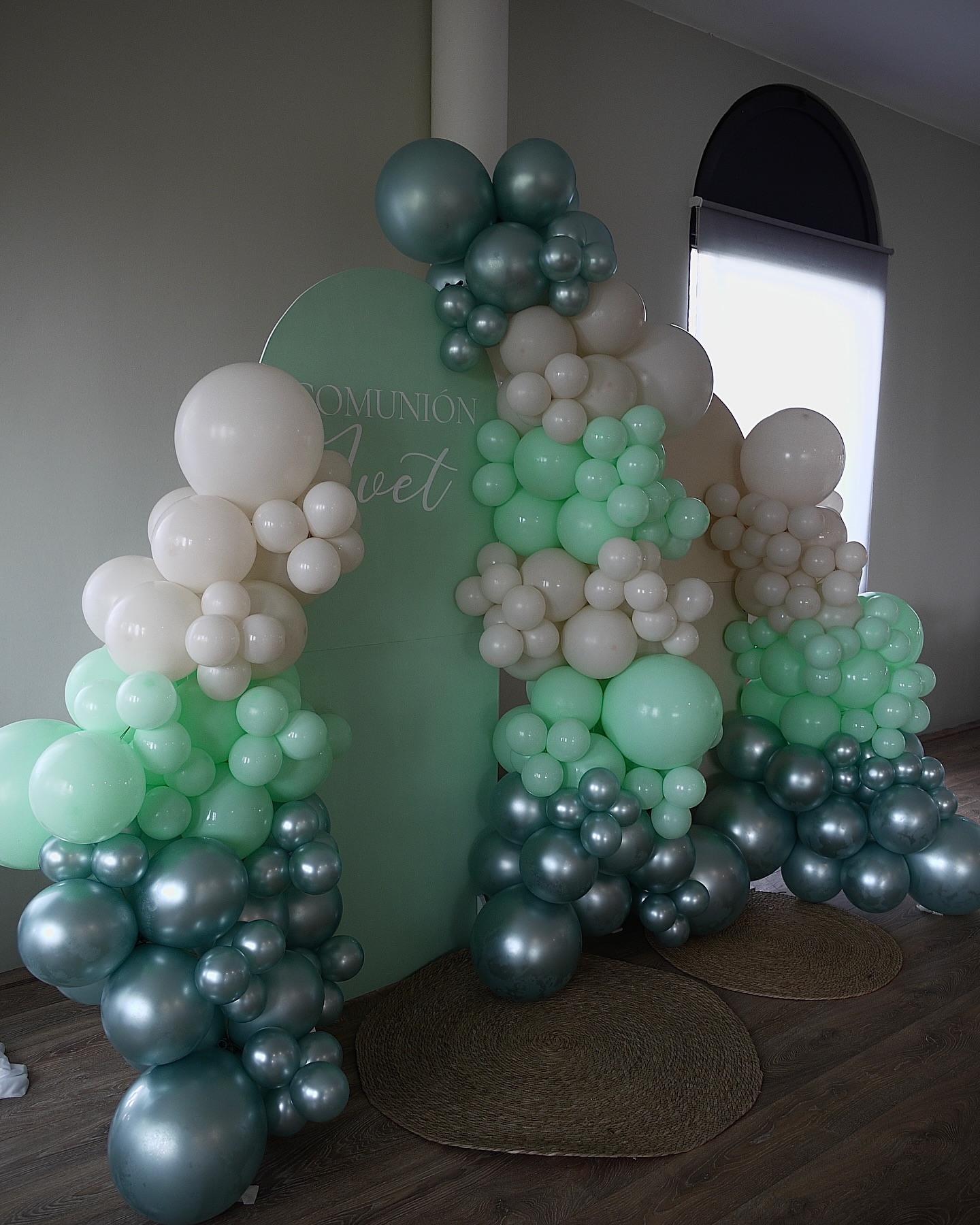 Un día especial merece un lugar a la altura ✨
Sabemos lo importante que es una comunión. Por eso ofrecemos salas privadas y espaciosas, ideales para celebraciones familiares llenas de emoción y buenos momentos.
Tú traes la decoración que imaginas, y nosotros nos encargamos de que el entorno la haga brillar.
Con luz natural, diferentes ambientes según el número de invitados y un equipo atento al detalle, nuestro restaurante es el escenario perfecto para crear recuerdos inolvidables.
Además, contamos con menús personalizables para adultos y niños, y todo lo necesario para que tú solo tengas que preocuparte de disfrutar junto a tu familia.
¿Estás organizando un evento?
Escríbenos y ven a conocer nuestros espacios.