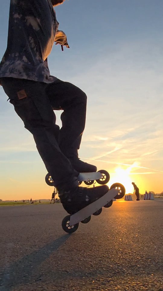 I heard something about some wizard skating thing happening soon, did you know something about it?
Thanks for the clips @beha_sk8 and @larryskates_
#inlineskatingberlin #wizardskating #rollerblading #returnberlin
