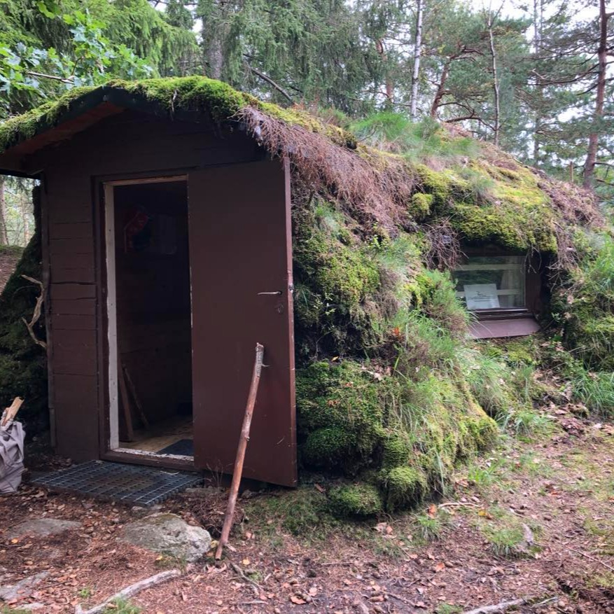 Arbetsdag i kåtan den 10 maj!
Snart är det dags för vår gemensamma arbetsdag vid kåtan, och vi hoppas att många av er kan vara med! Föreningen är beroende av att medlemmar kan ställa upp och hjälpa till att underhålla våra lokaler och vid olika evenemang, och nu behöver vi göra lite krafttag vid kåtan i Trollsjön. Vi kommer bland annat att:
• Flytta ved med båt till vedboden
• Sätta upp lavvun
• Plocka skräp och städa kåtan
• Fixa med torv till kåtans tak
• Diskutera och planera inför en eventuell jojk- och musikfest i slutet av sommaren
Vi samlas vid Coop Bohus kl. 10 för samåkning. Ta gärna med arbetshandskar om du har!
Fika och mat fixar vi på plats, vi tänkte ta med korv med bröd (även vegokorv), och kaffe utlovas såklart.
Kom och hjälp till – tillsammans gör vi kåtan fin inför sommaren!