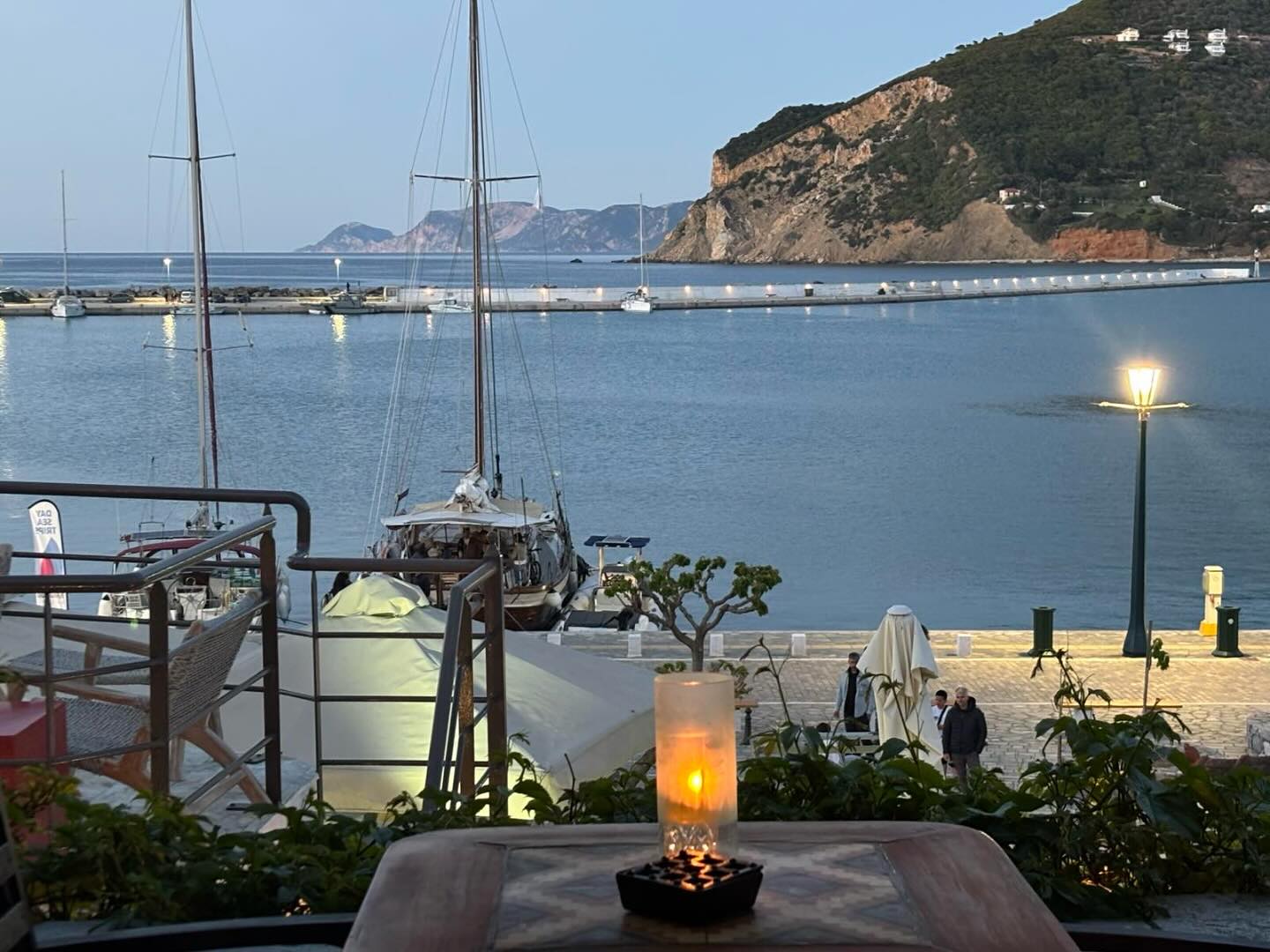 Χρυσή ώρα, χρυσές στιγμές.
Golden hour never looked this good.#MercuriusMagic #GoldenHourAtMercurius #IslandMood