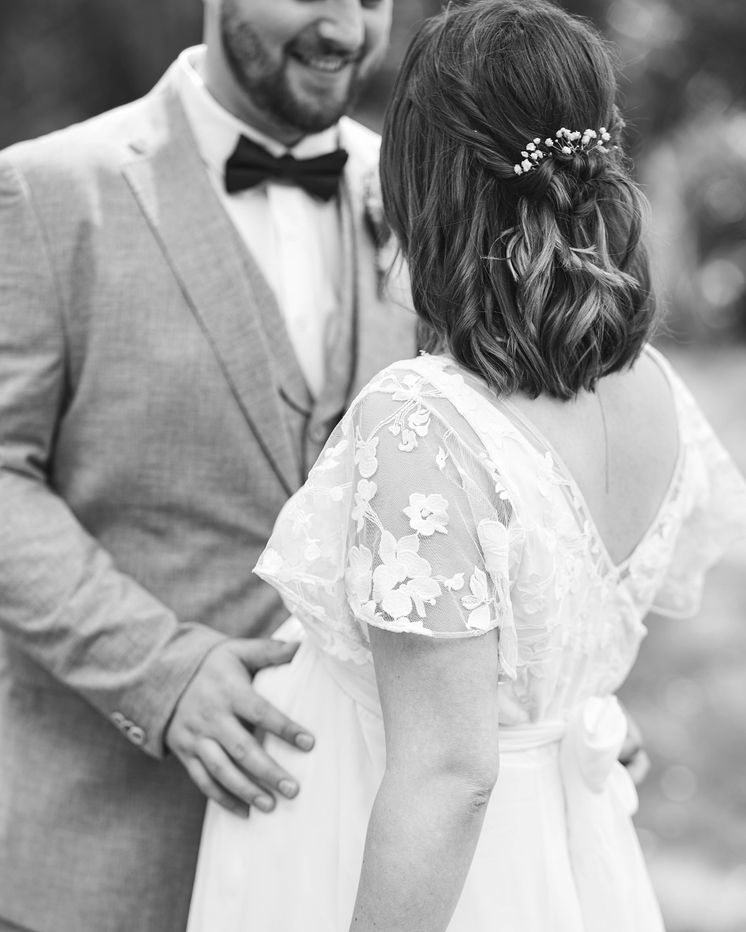 C&M 🌞| Capturer ces petits détails qui murmurent l’histoire… et cette silhouette qui cache un secret, un petit cœur battant, symbole d’un amour qui ne cesse de grandir.
#weddingphotography #weddingphoto #photographemariage #mariagecivil #photographiemariage #robedemariee #grossesse #photographenimes #photographemontpellier