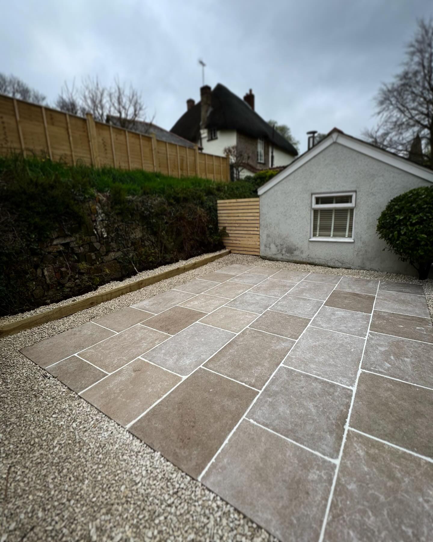 Another busy week for the team! Finishing this @mandarinstoneofficial Limestone terrace and bashing out 100 metres of morticed chestnut fencing … whilst making progress on the big job! We are currently installing these big pieces of granite to create a tiered garden, working up to a new Devon bank to encapsulate it all, lots more to to come on this 💪